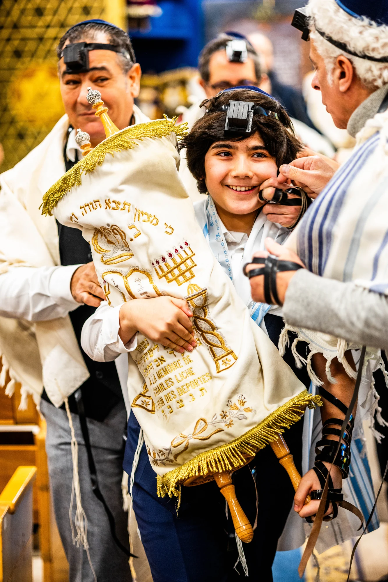 La Torah serrée contre lui