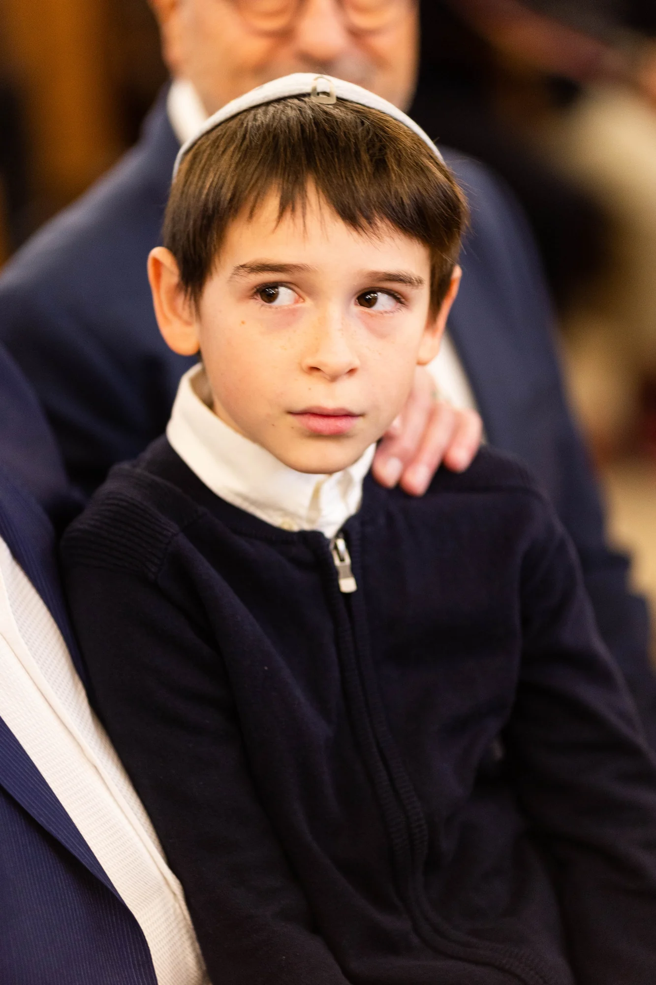 Le petit frère attentif