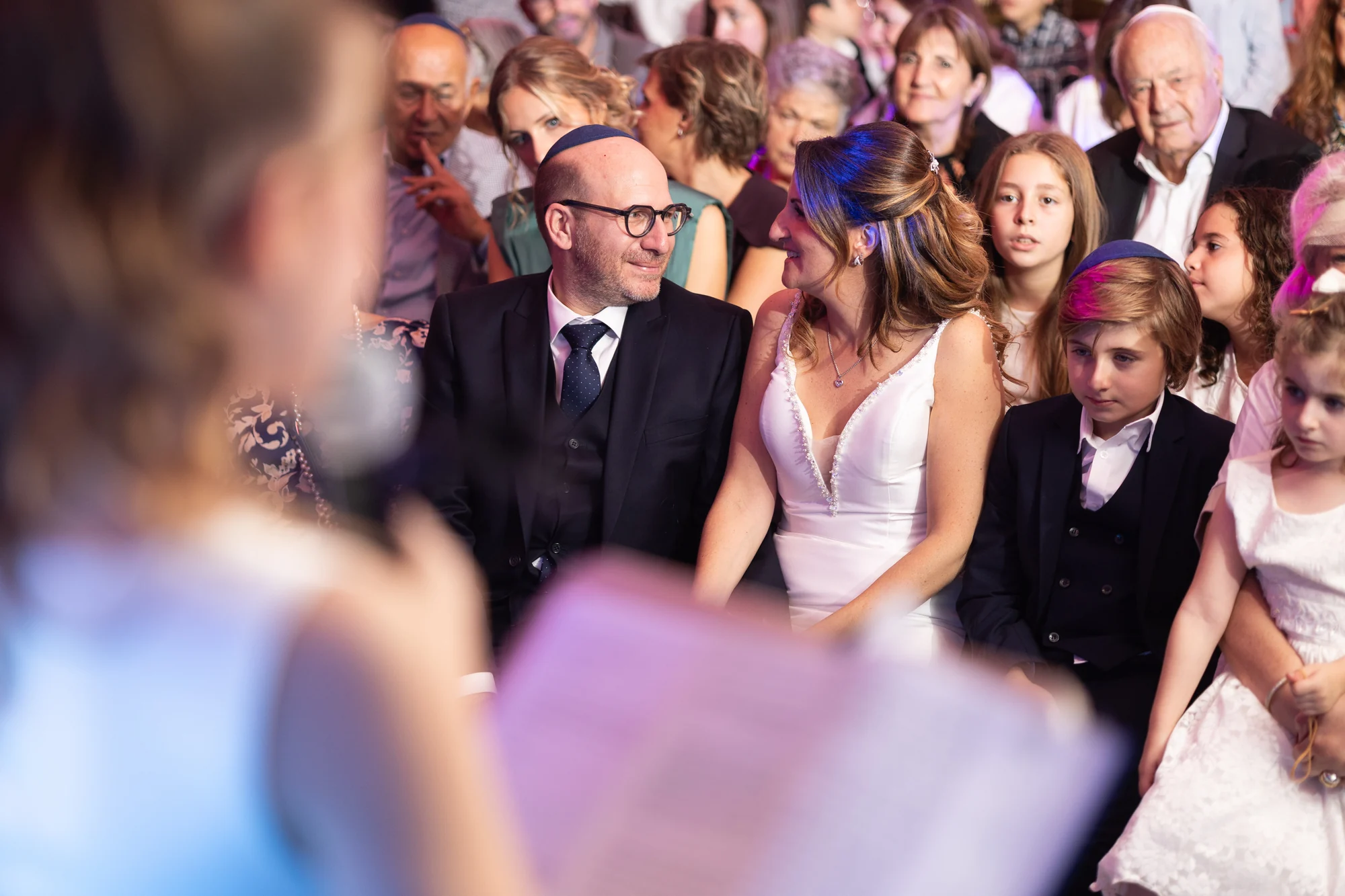 La famille écoute le discours