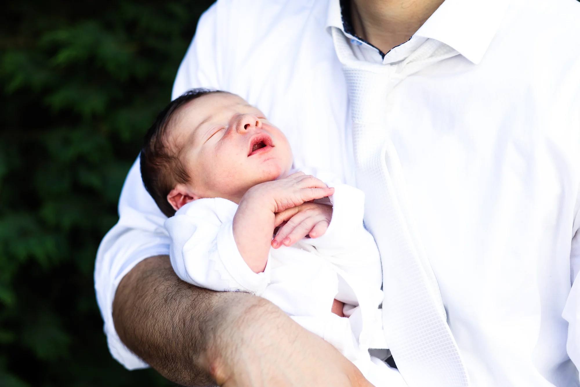 Endormi dans les bras de son père