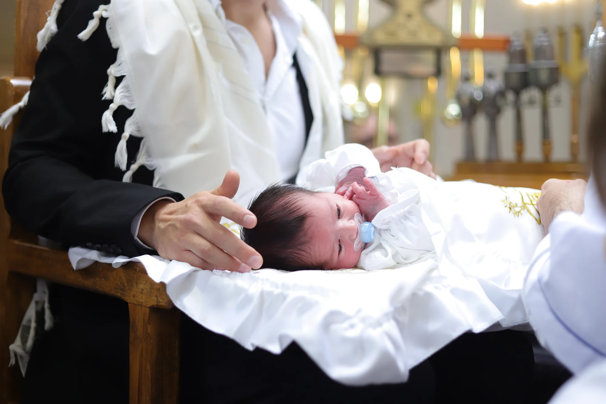 Sur les genoux du sandak, à la synagogue