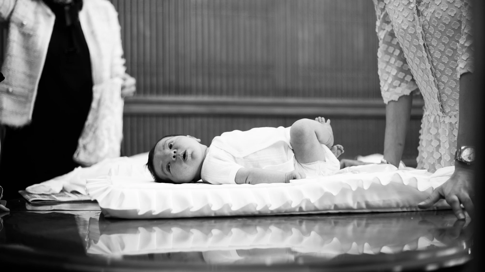 Sur le coussin, entouré des siens
