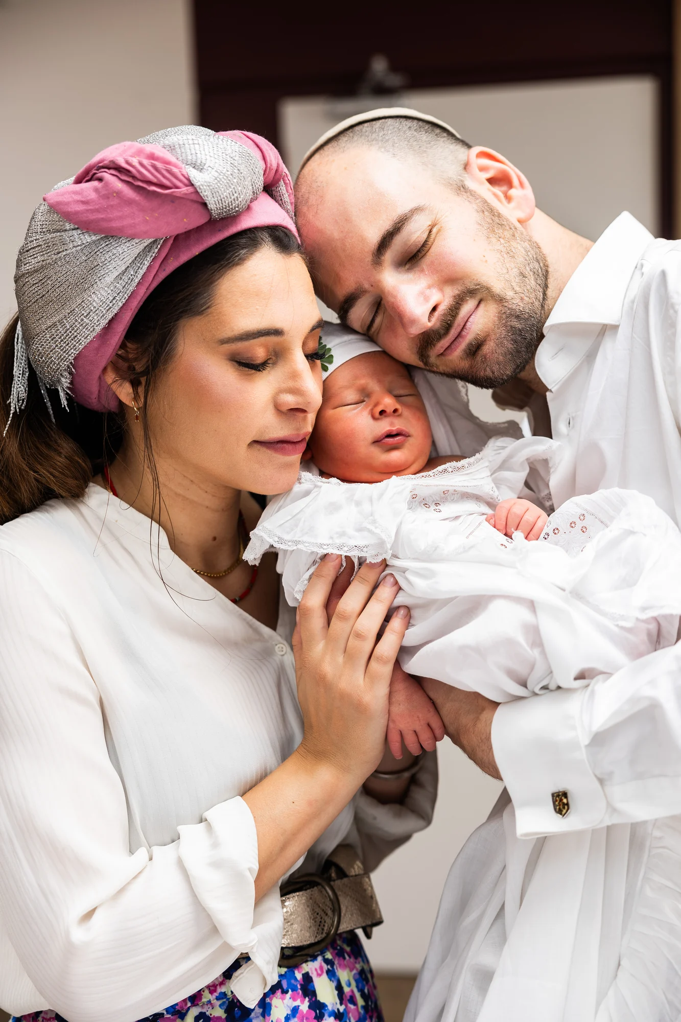 Les parents serrent leur fils