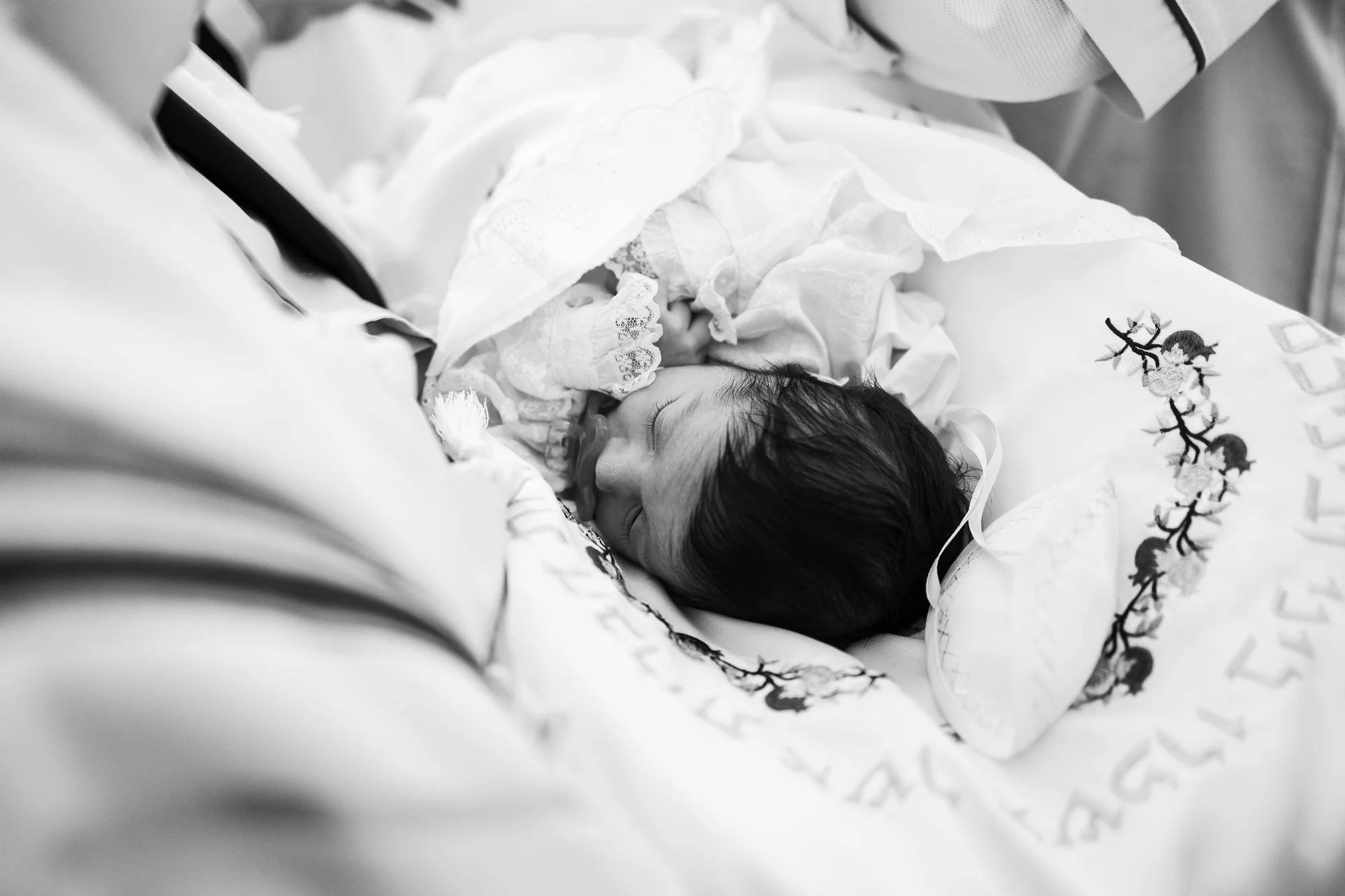 Sur le coussin, en noir et blanc