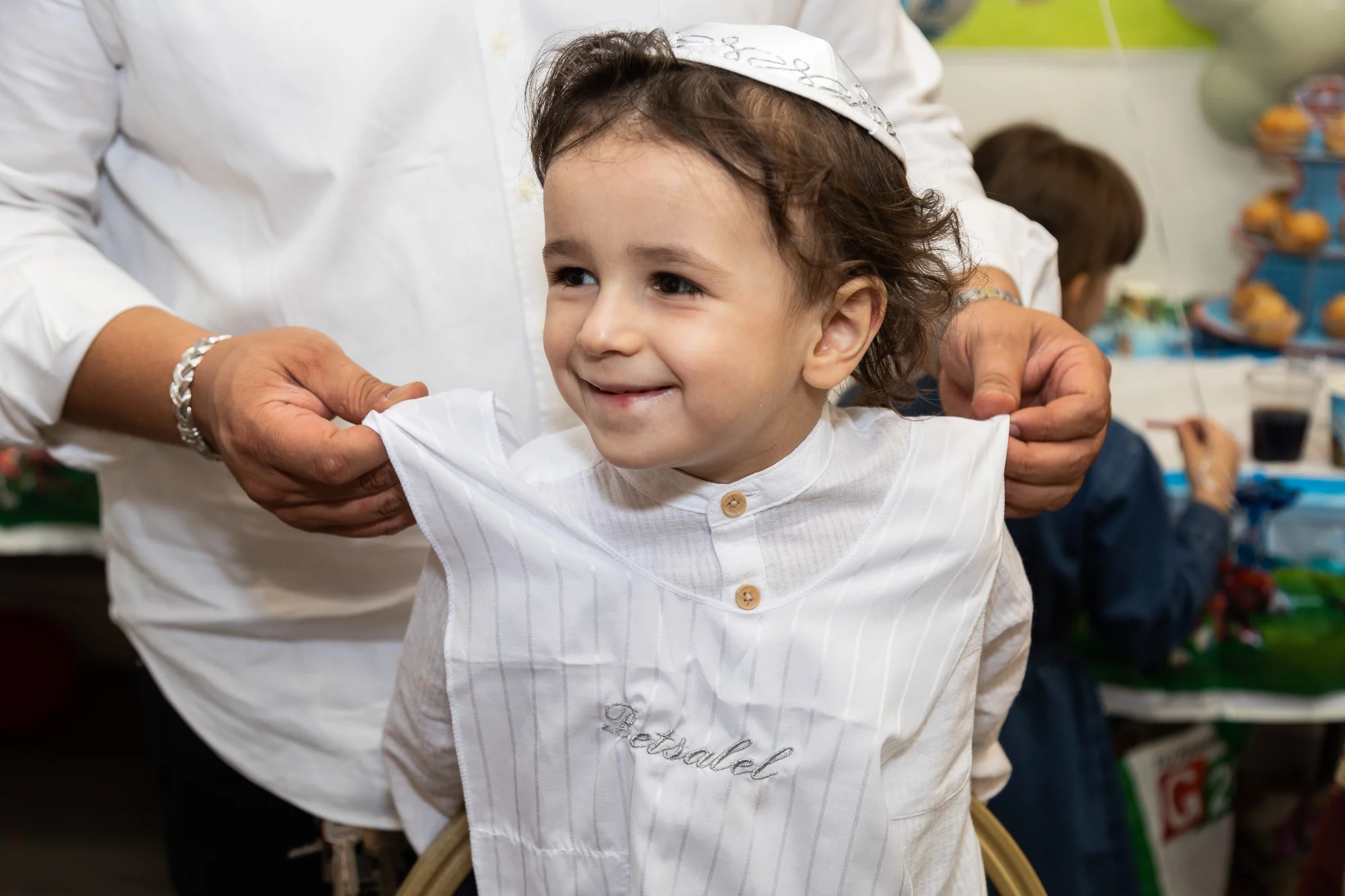 Le sourire, dans sa chemise blanche