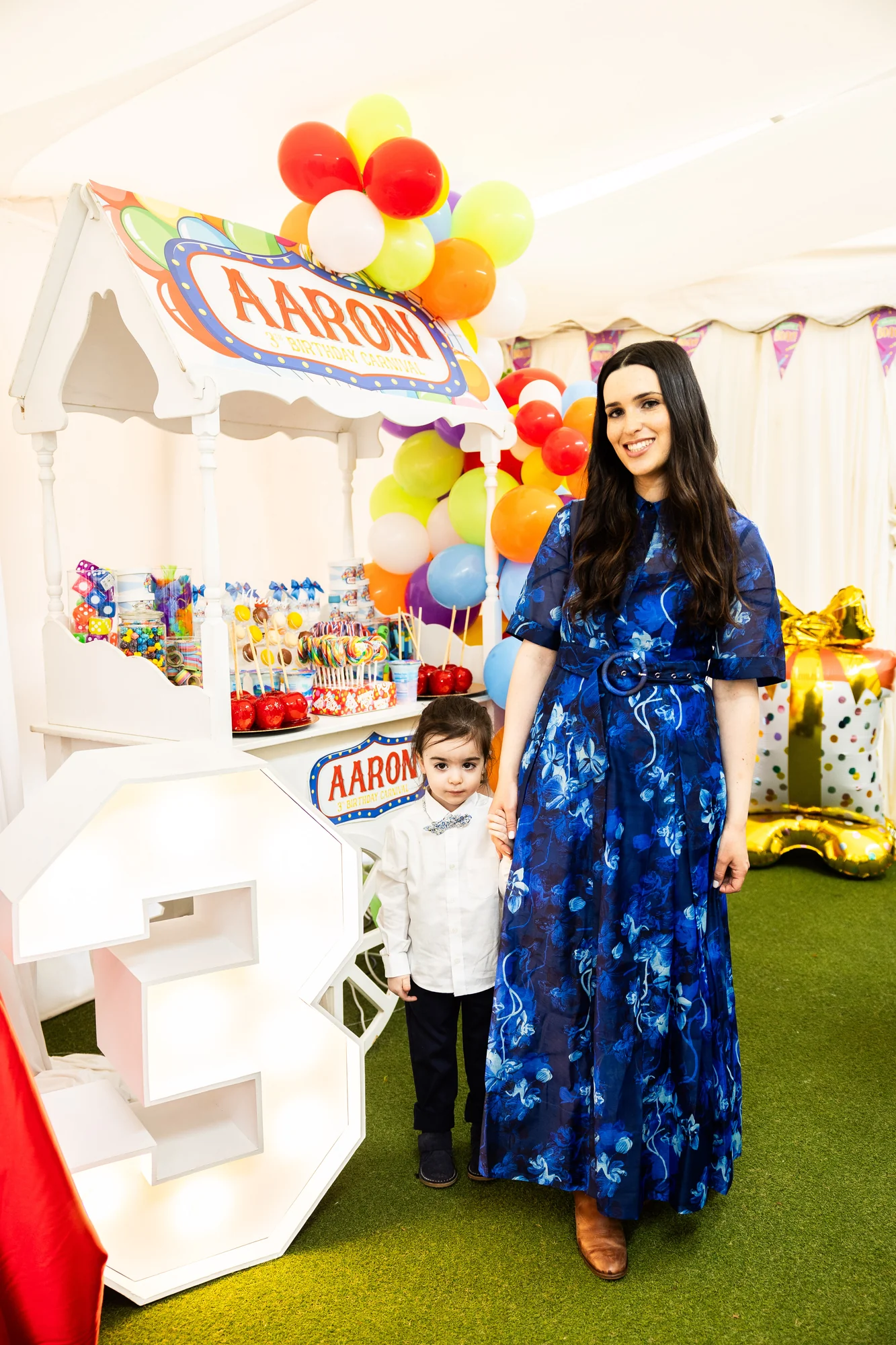 Avec maman, devant le décor