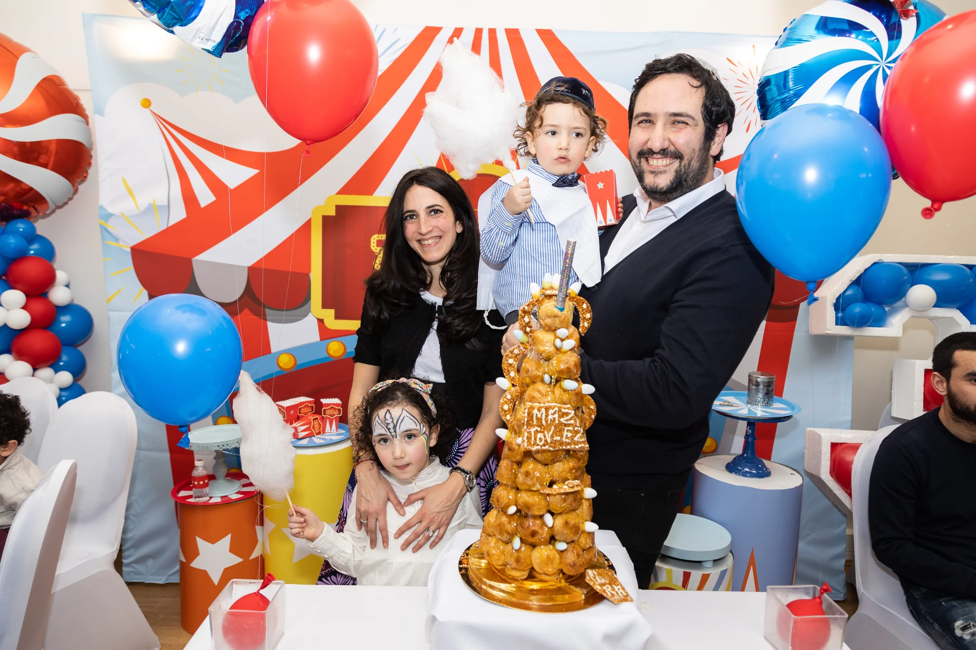 La famille réunie autour de la pièce montée