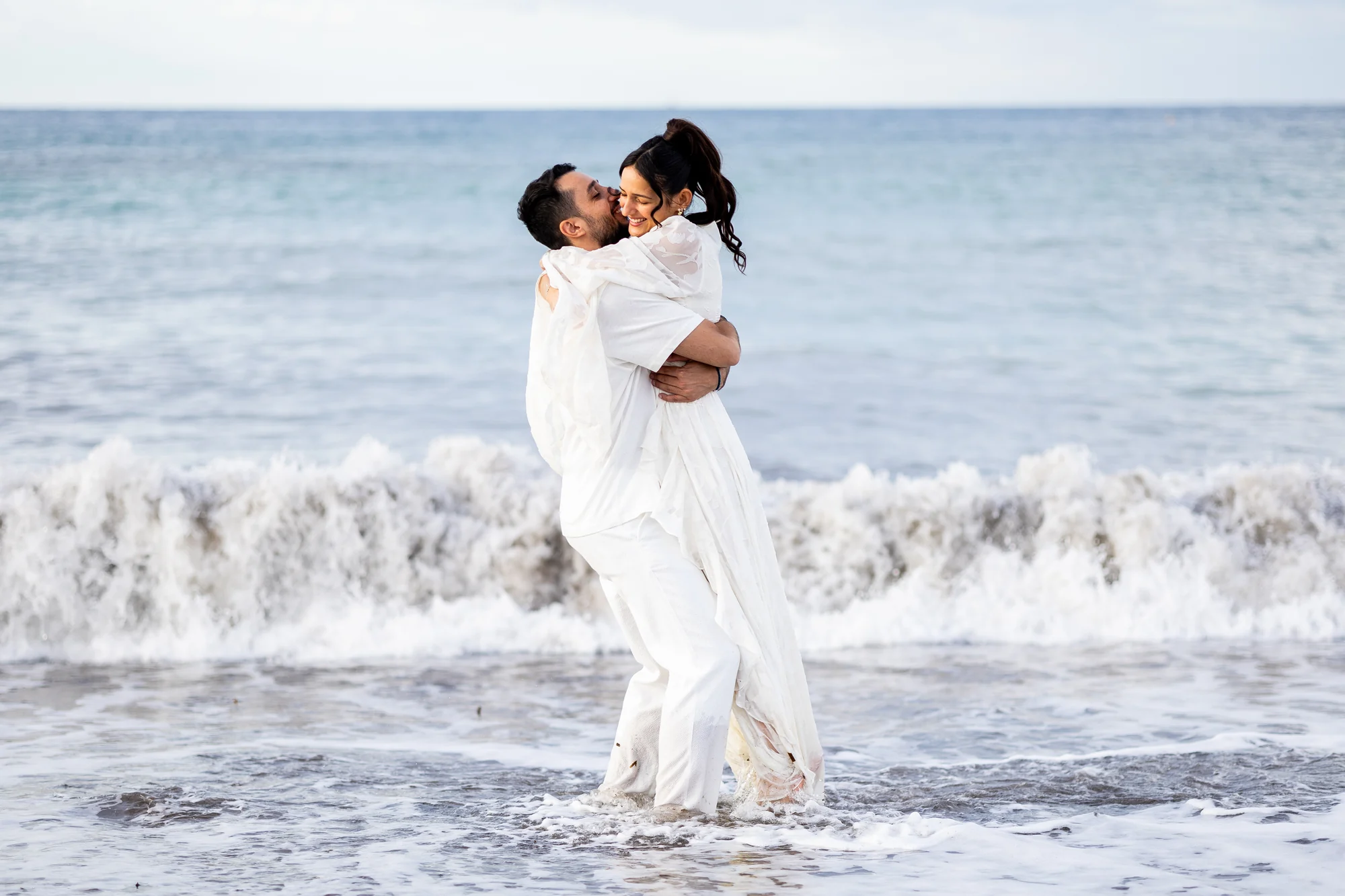 Les mariés dans les vagues