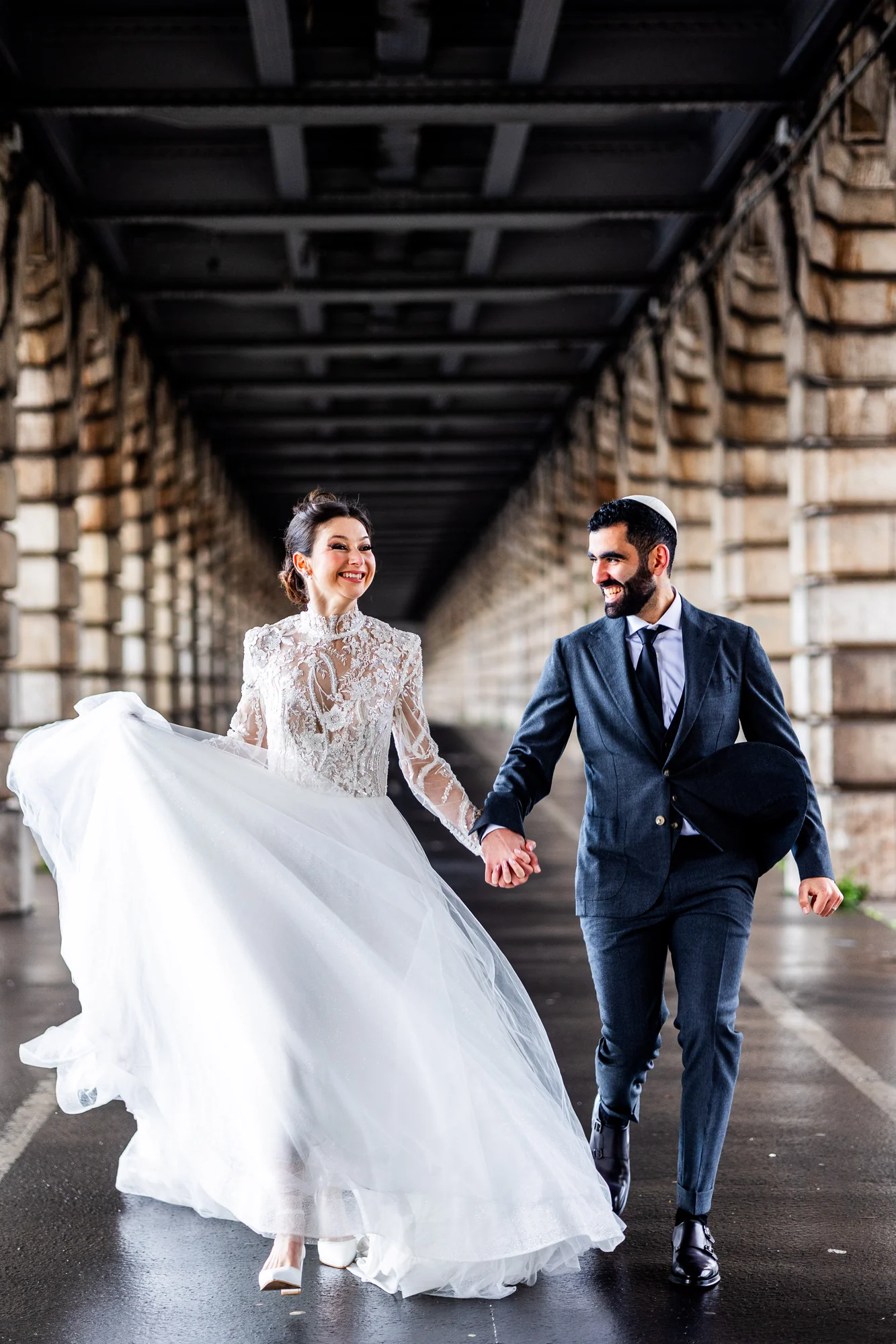 Main dans la main sous le pont