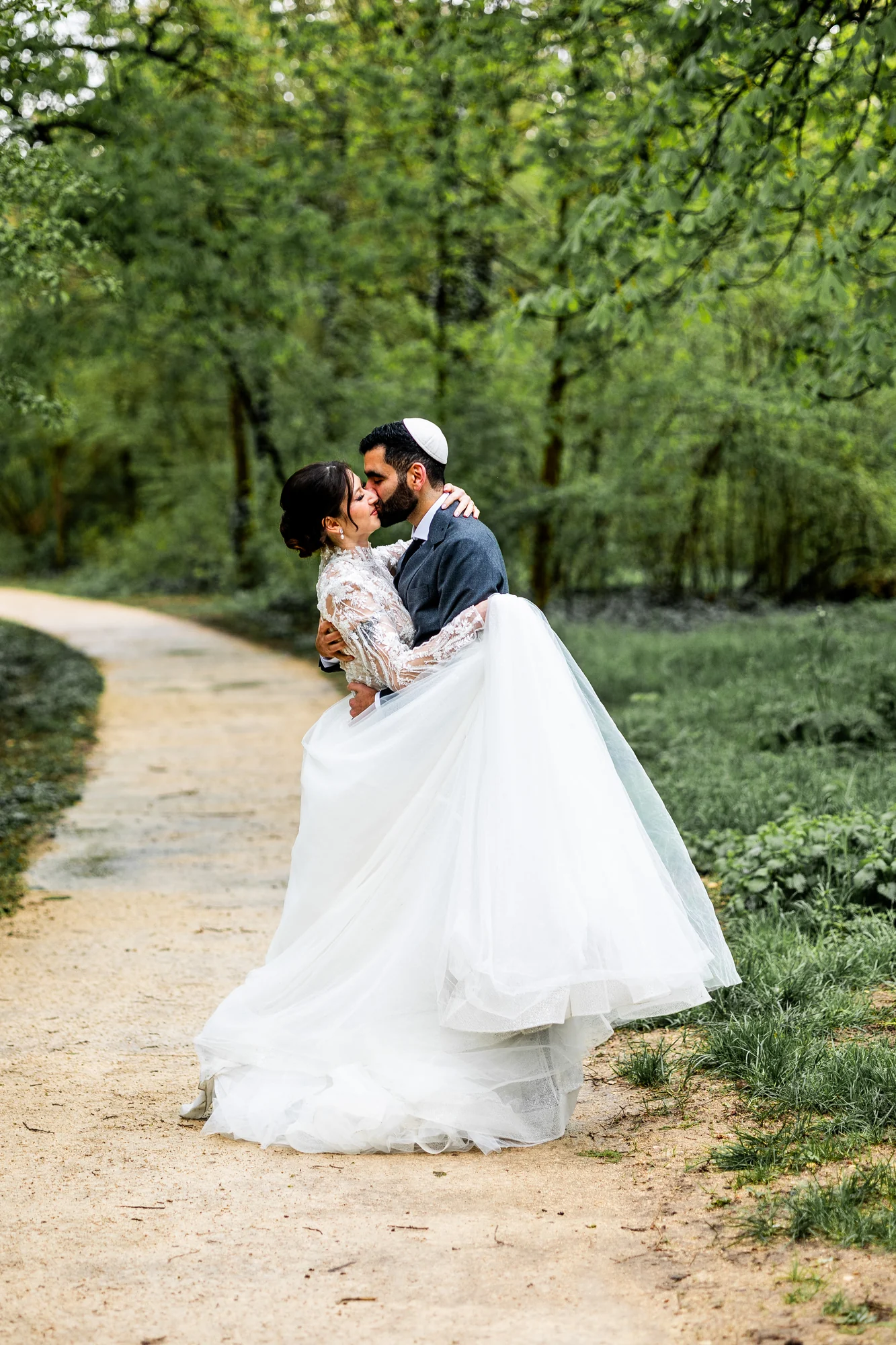 Le baiser sur le chemin