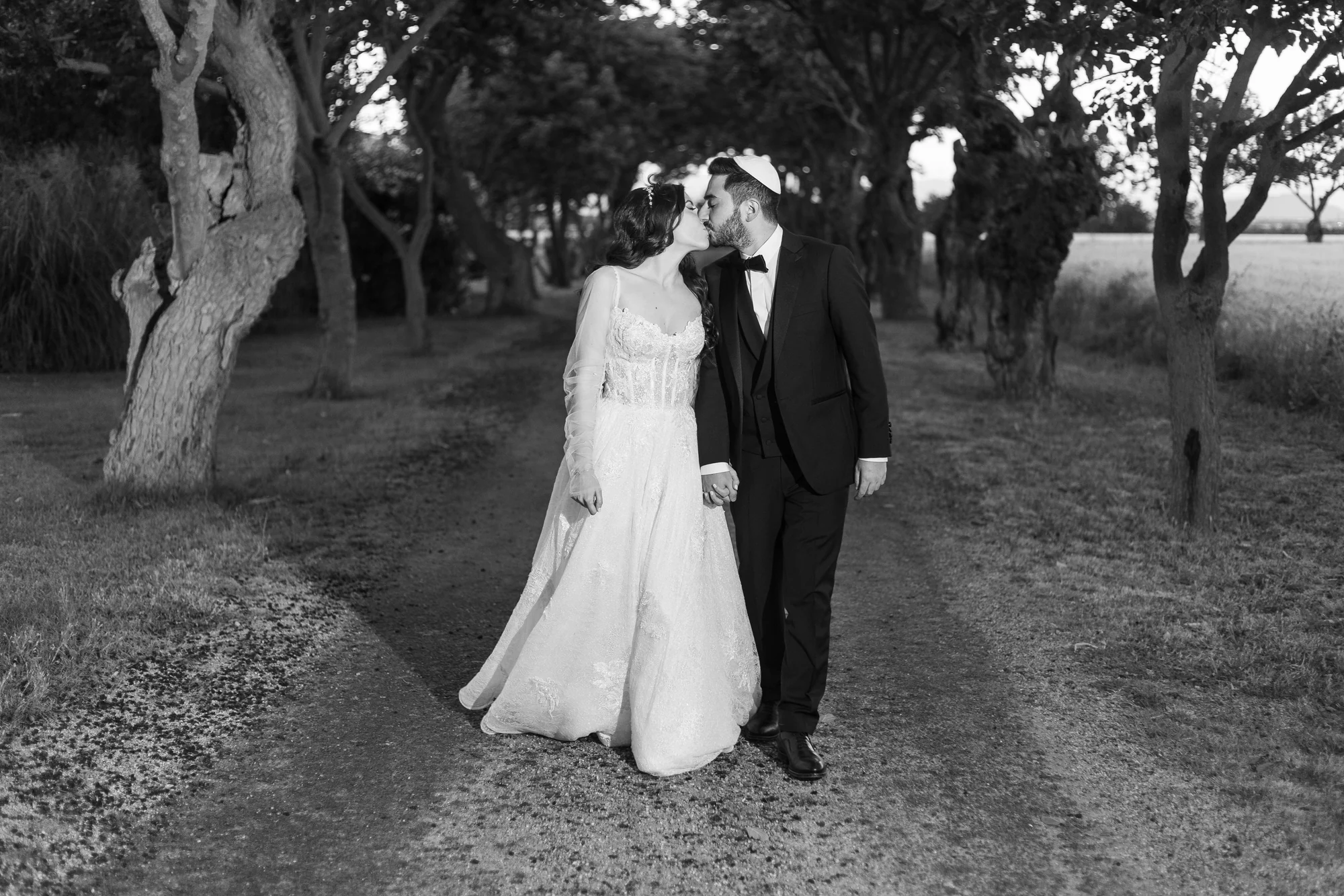 Le baiser dans l'allée, en noir et blanc