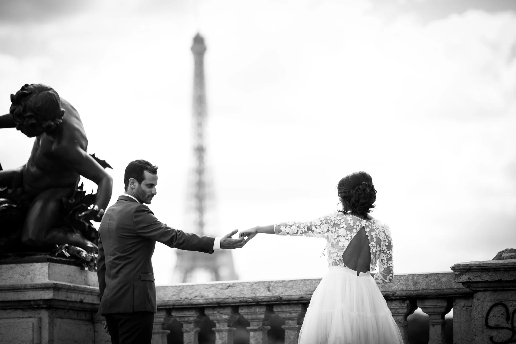 Face à la tour Eiffel, en noir et blanc