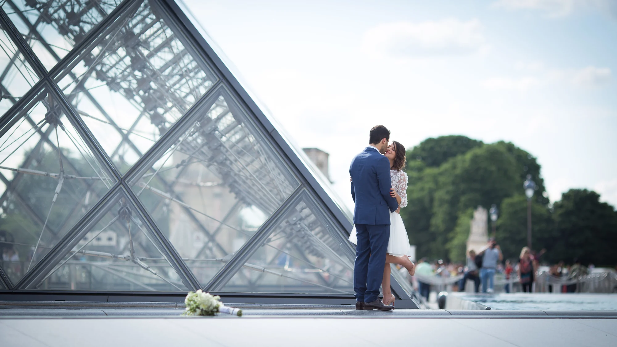 Au pied de la Pyramide du Louvre