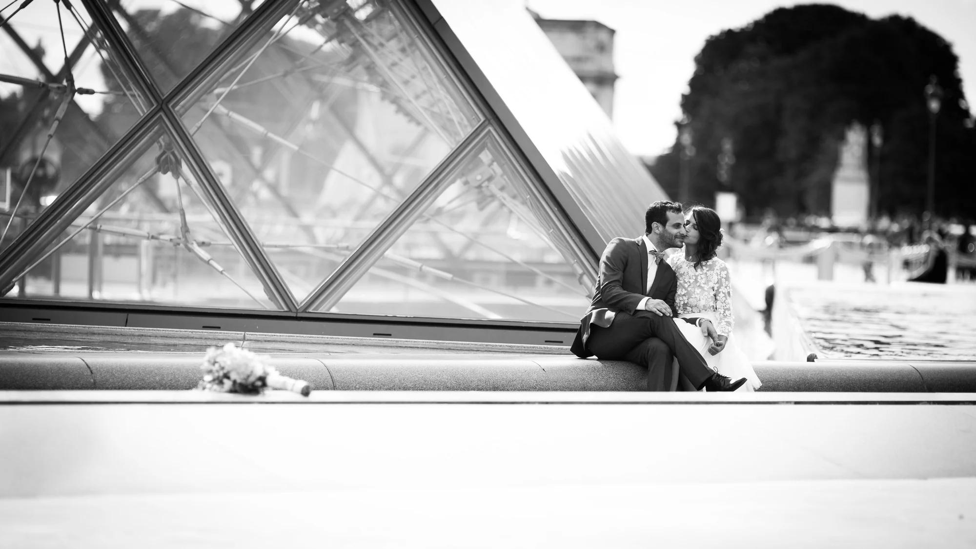 La Pyramide du Louvre, en noir et blanc