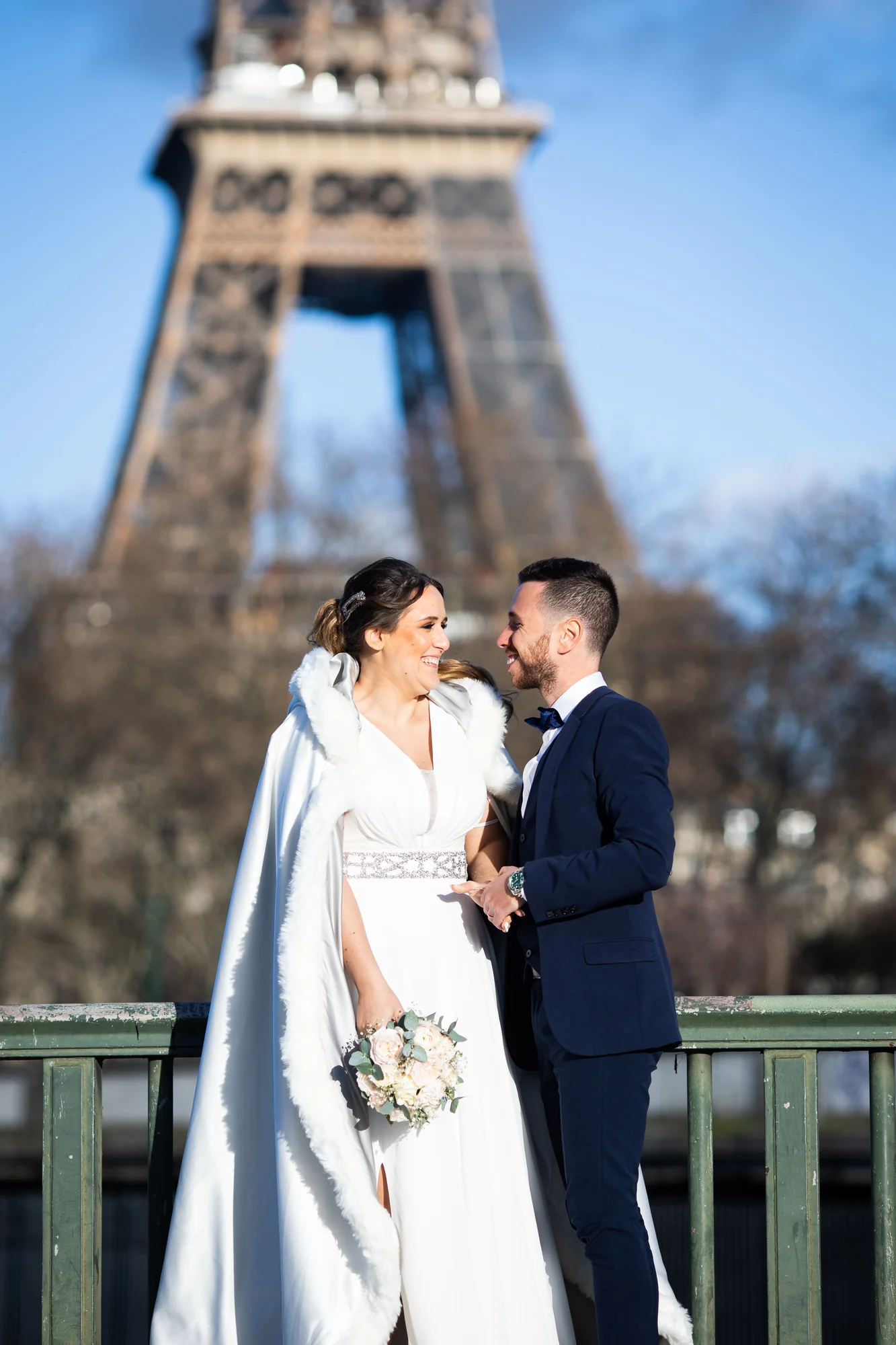 Devant la tour Eiffel