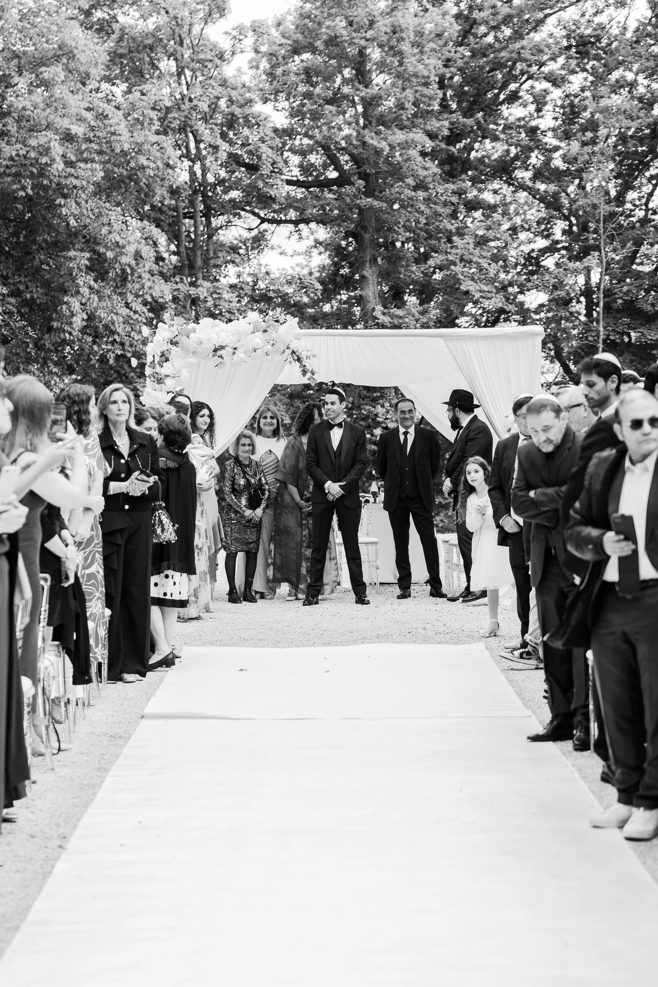 L'allée vers la houppa, en noir et blanc