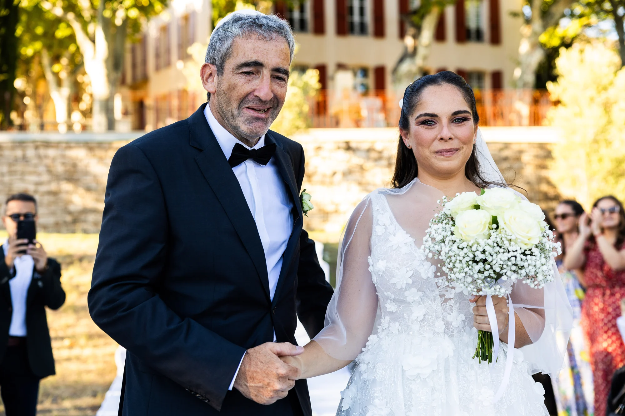 L'entrée au bras de son père