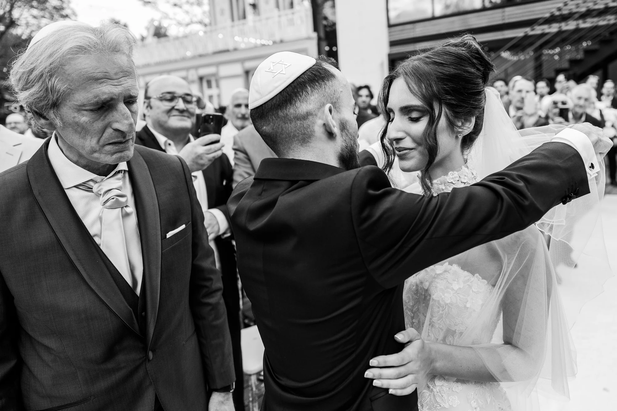 Le marié découvre la mariée, en noir et blanc