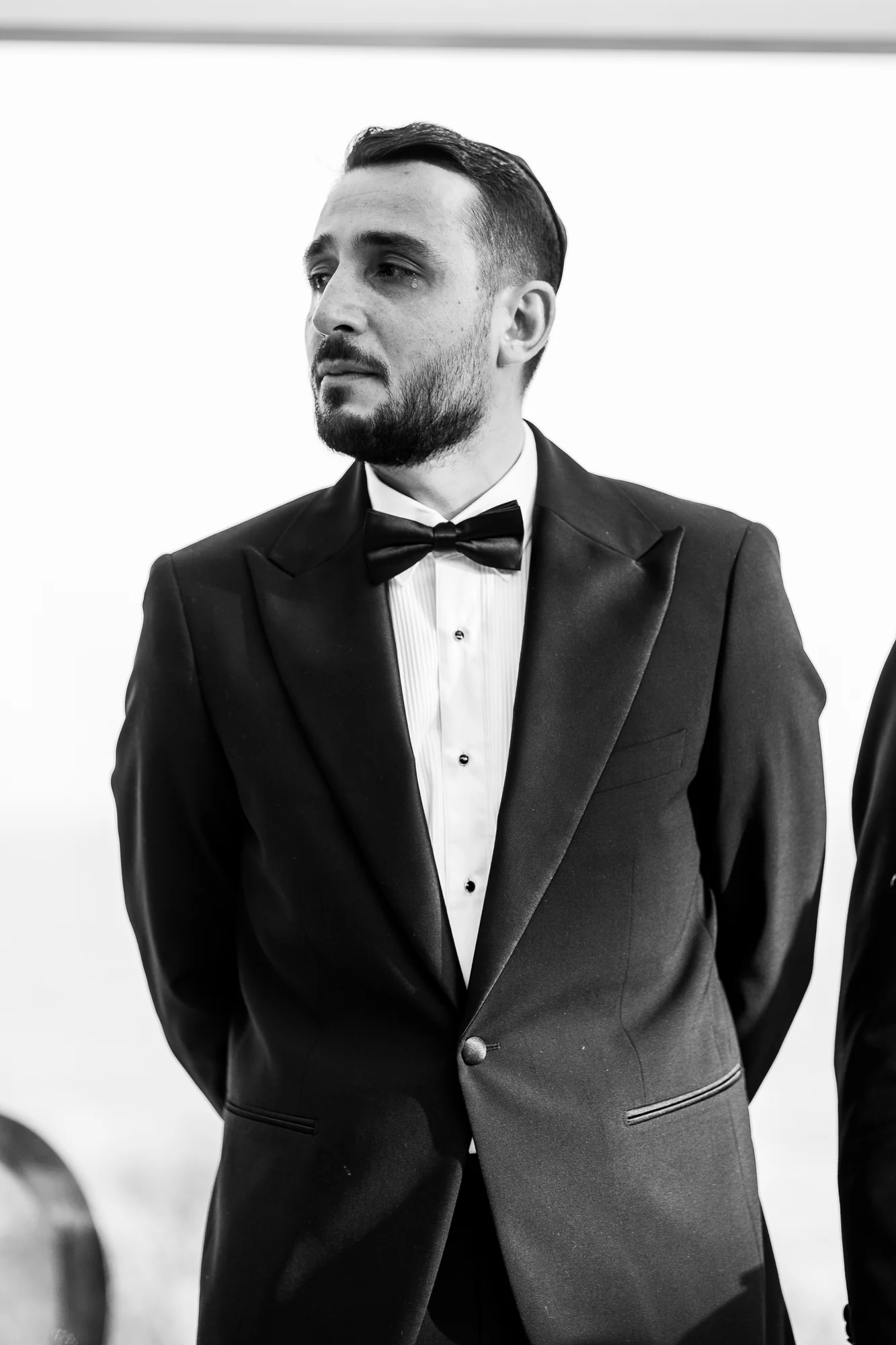 Le marié attend, en noir et blanc