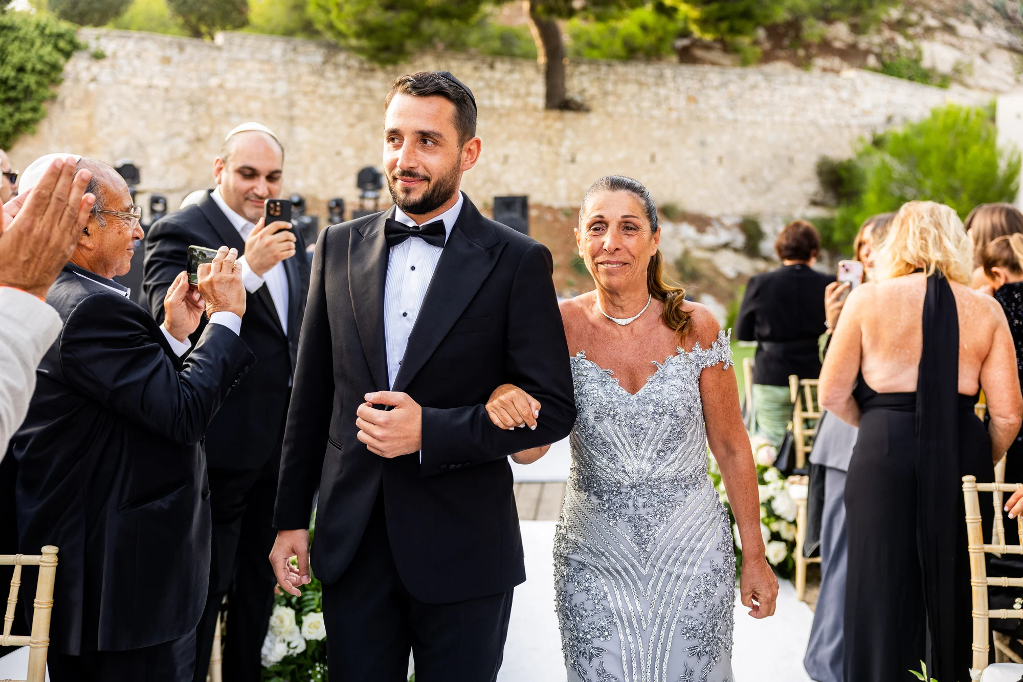 L'entrée du marié avec sa mère