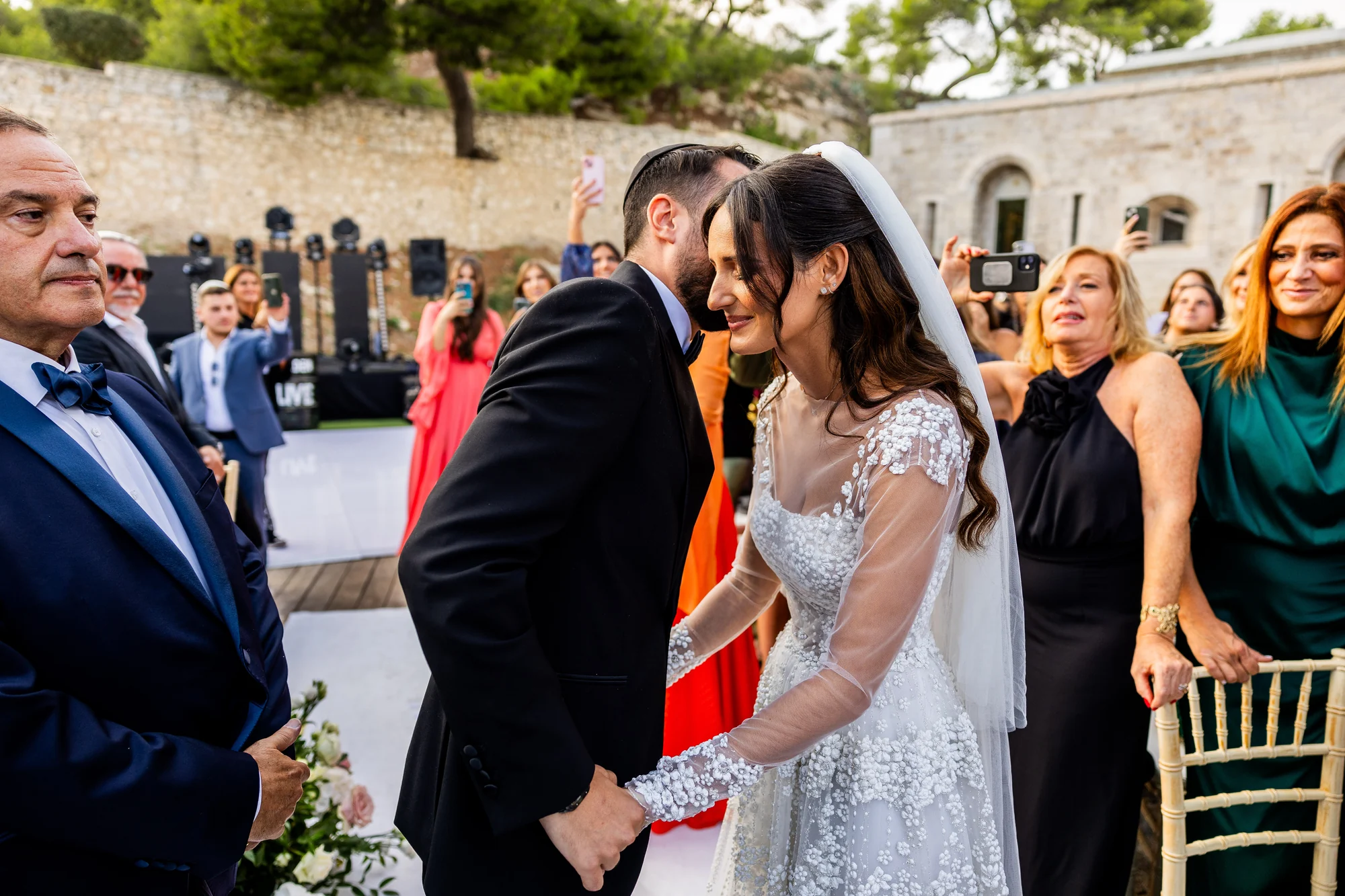 Le marié accueille la mariée