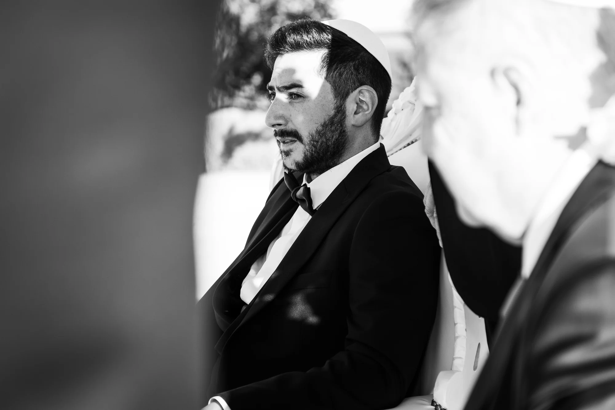 Le marié, en noir et blanc