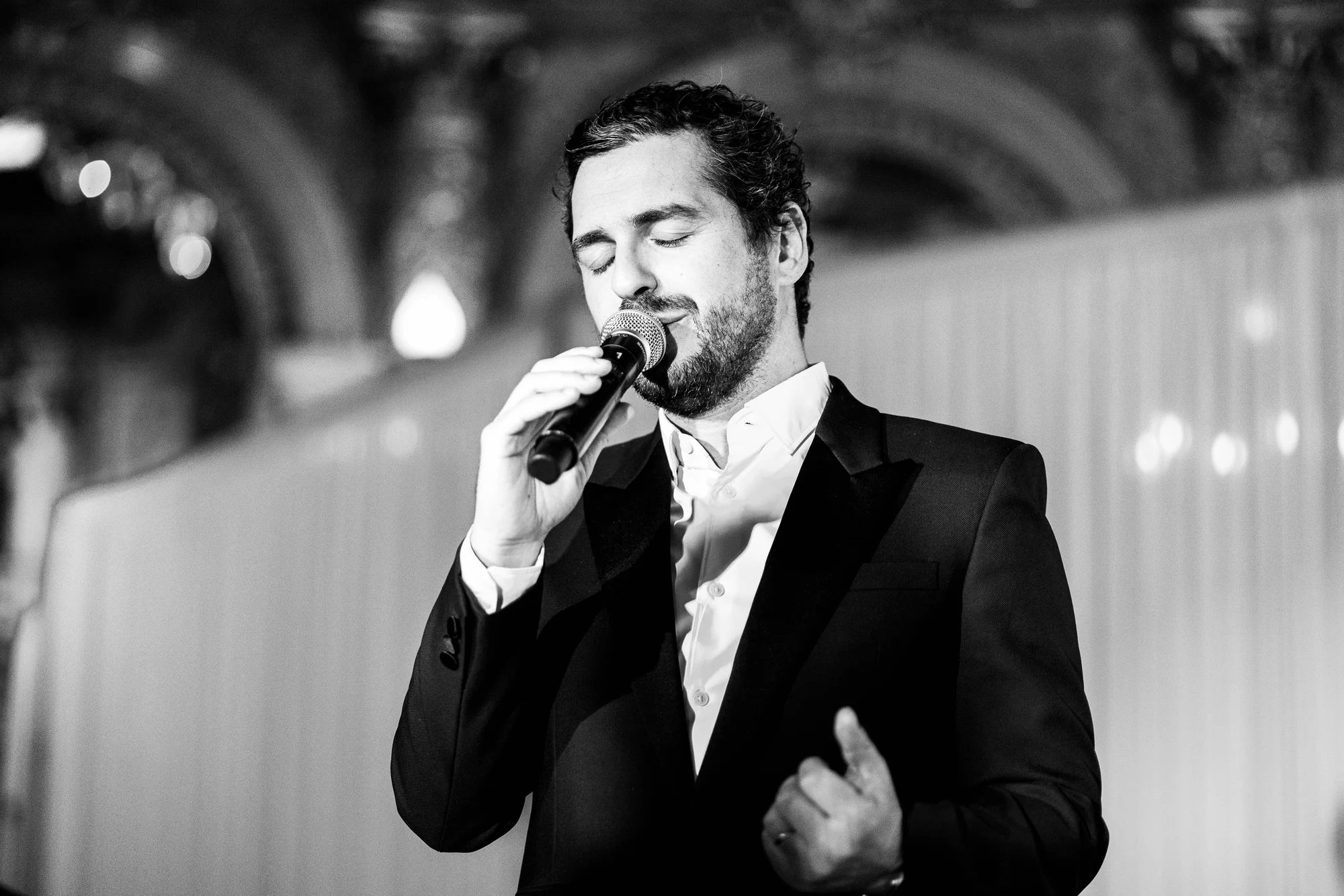 Le chanteur, en noir et blanc