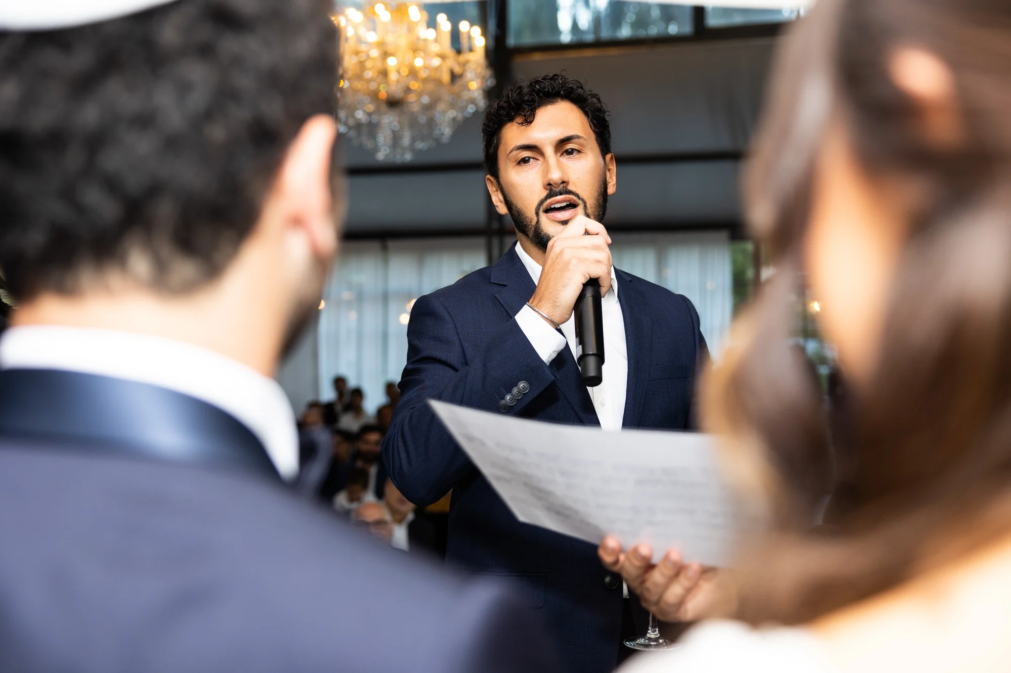 Le discours au micro
