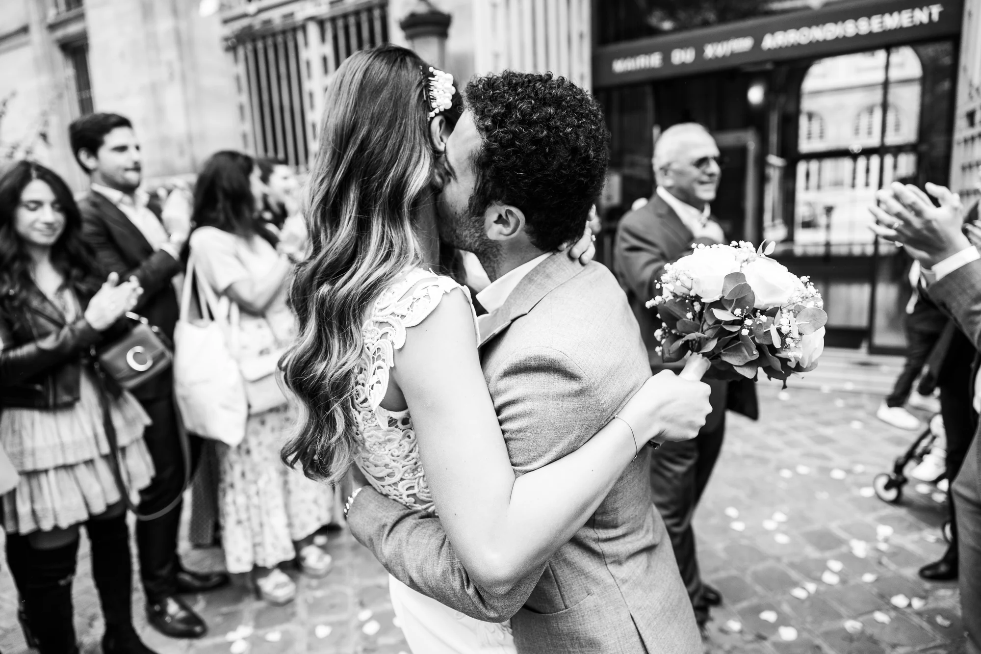 Le baiser devant la mairie, en noir et blanc