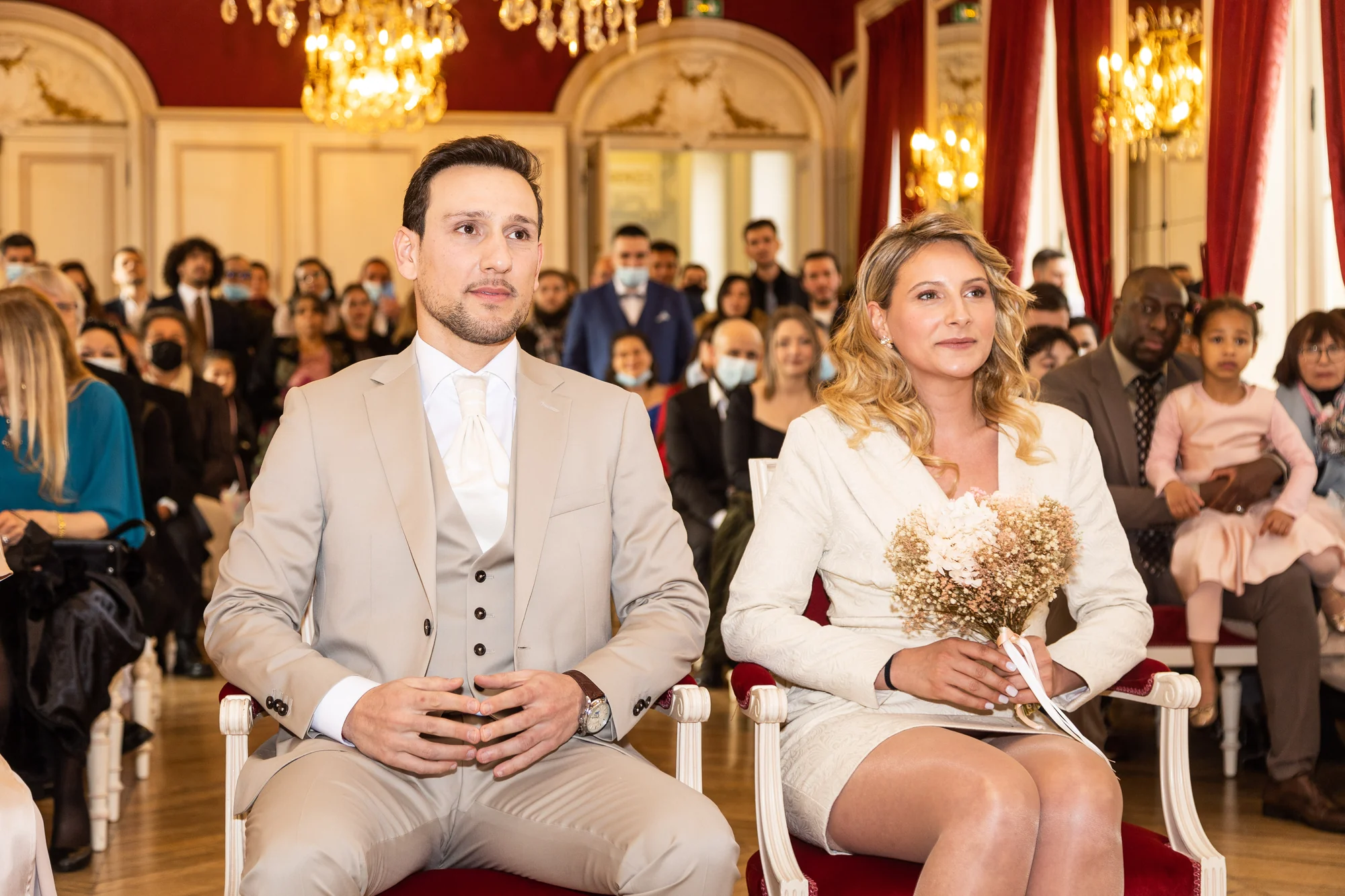 Les mariés dans la salle des mariages