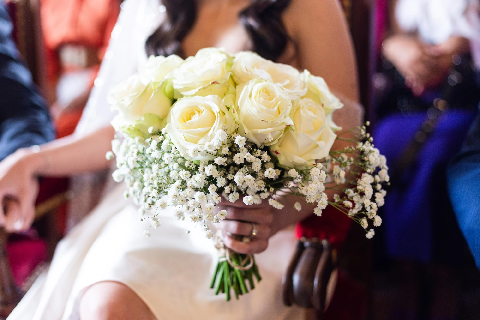 Le bouquet de roses blanches