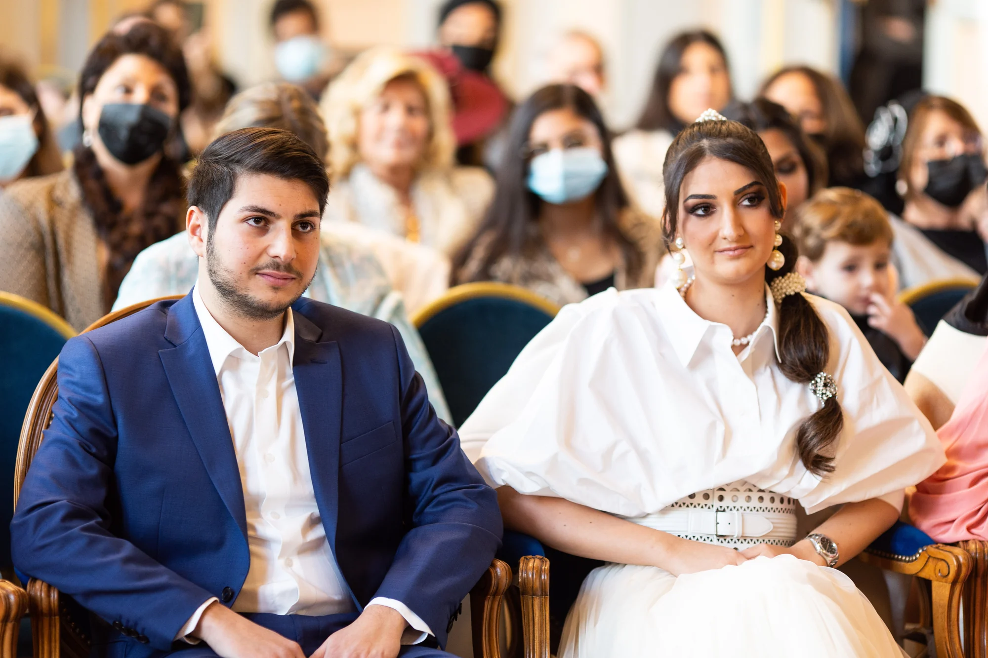 Les mariés et leurs invités masqués