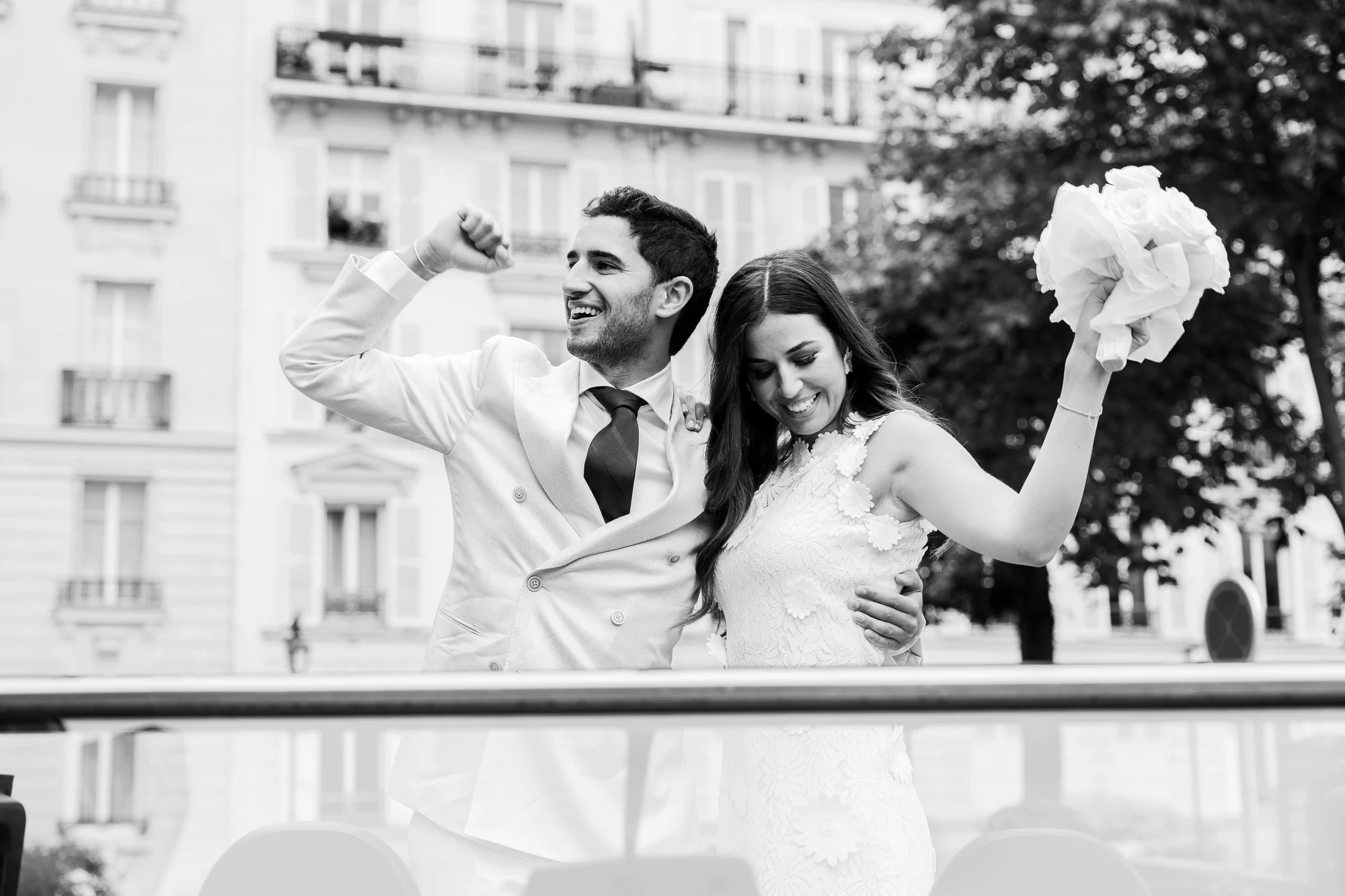 La joie sur le balcon, en noir et blanc