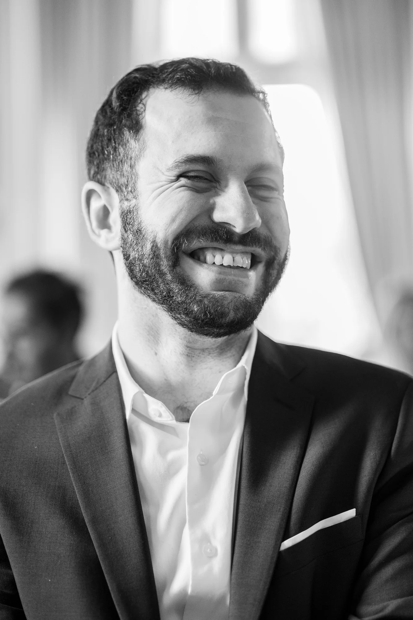 Le sourire du marié, en noir et blanc