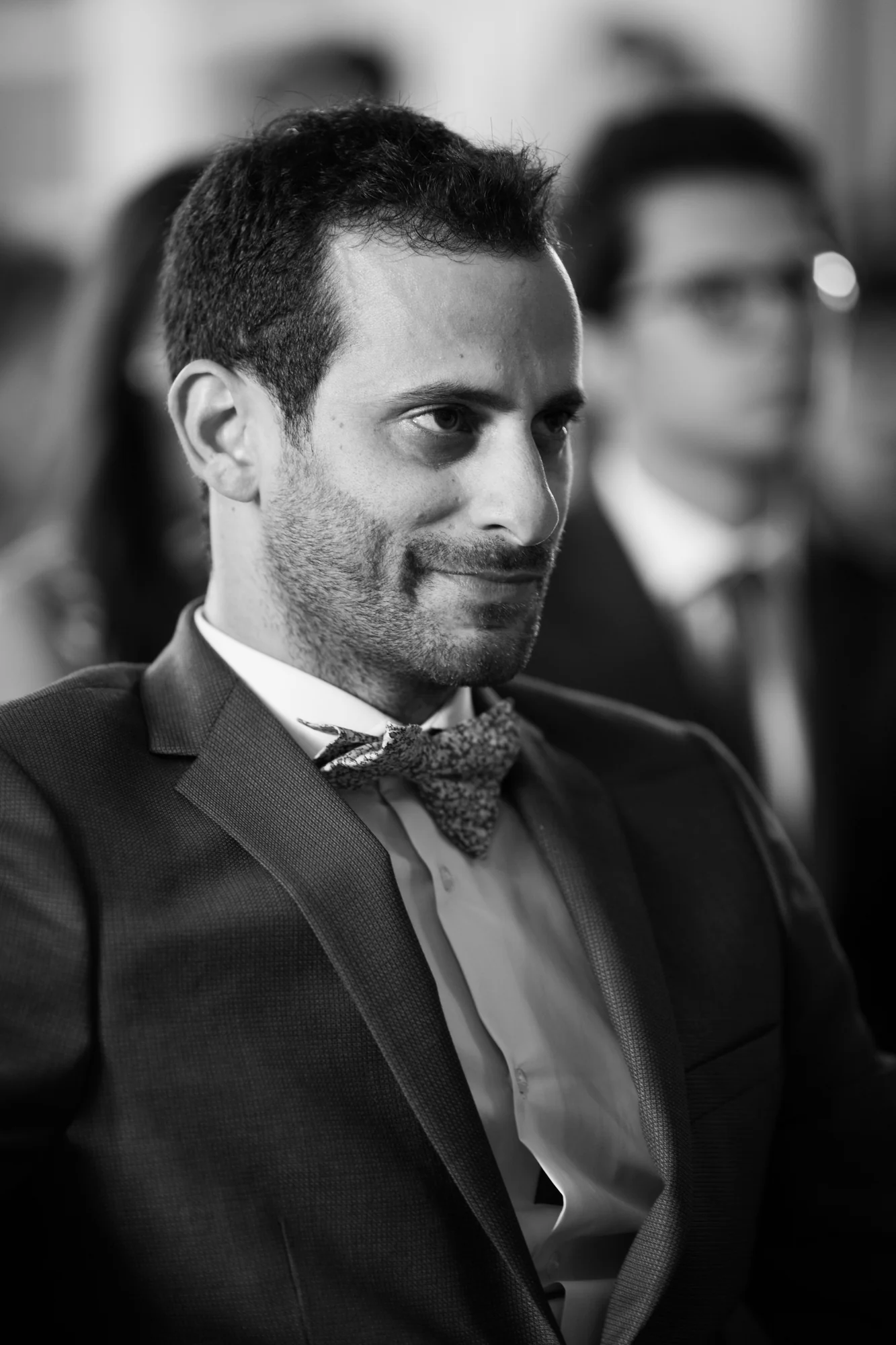 Le regard du marié, en noir et blanc