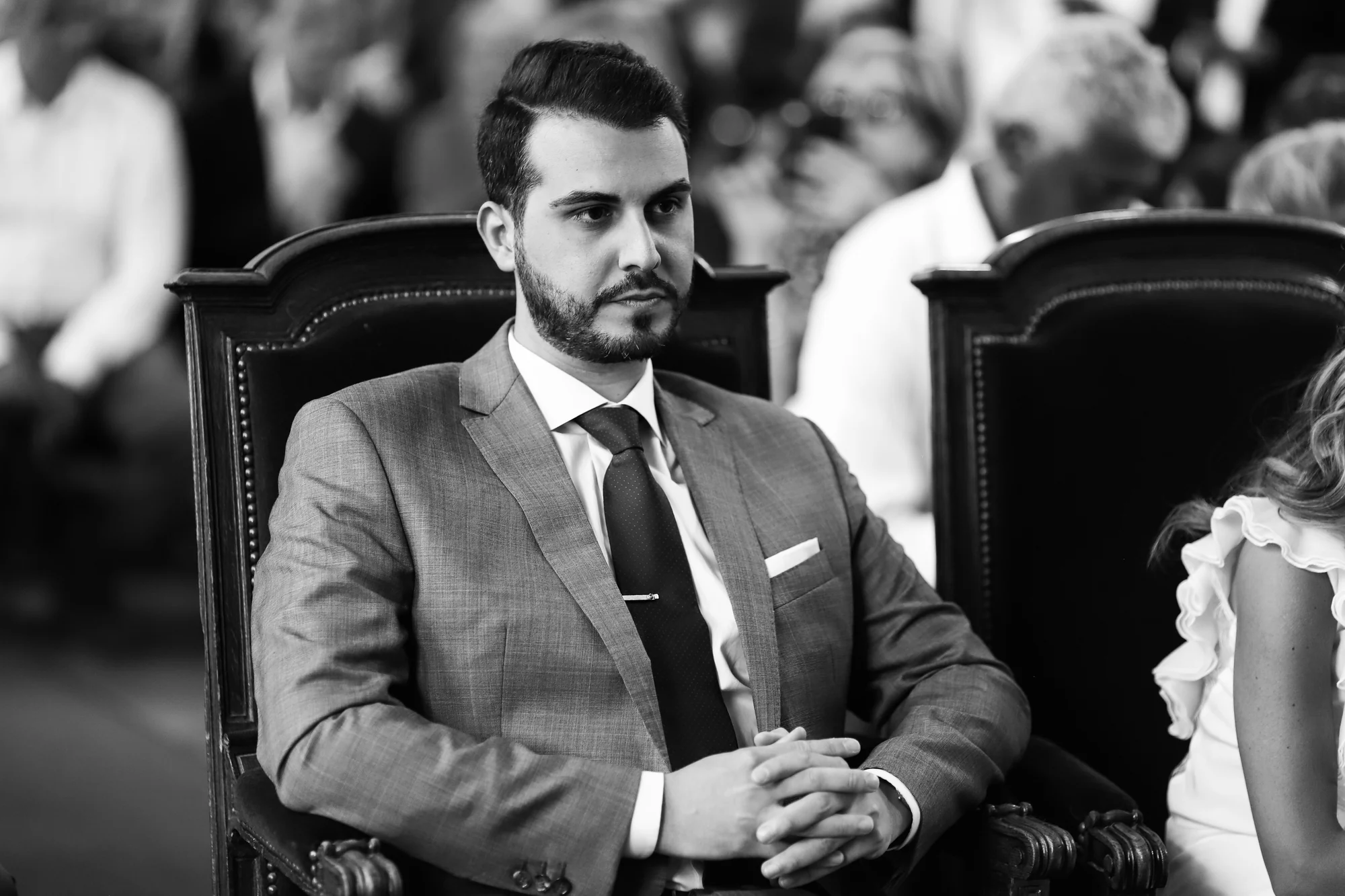 Le marié attentif, en noir et blanc