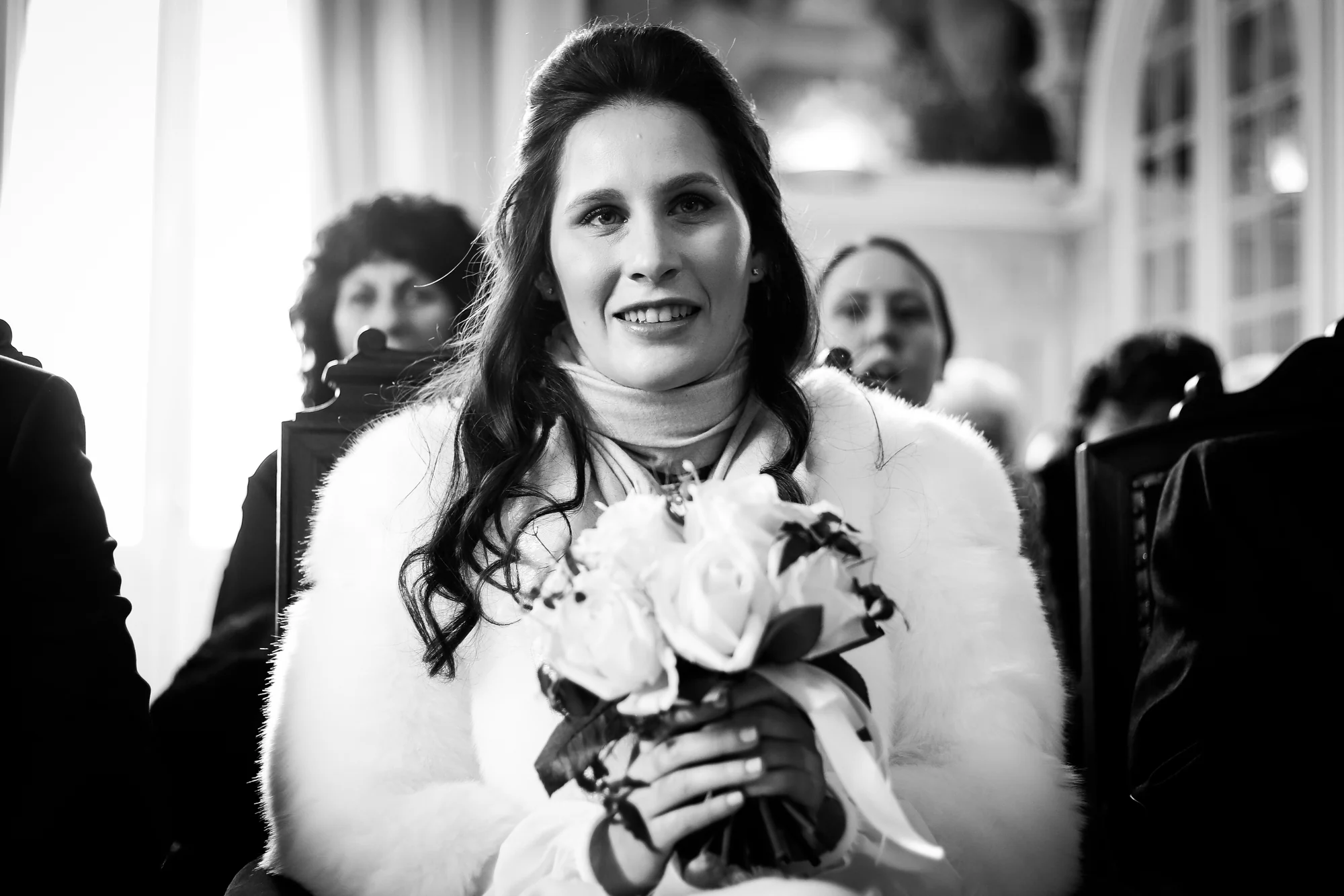 La mariée et son bouquet, en noir et blanc
