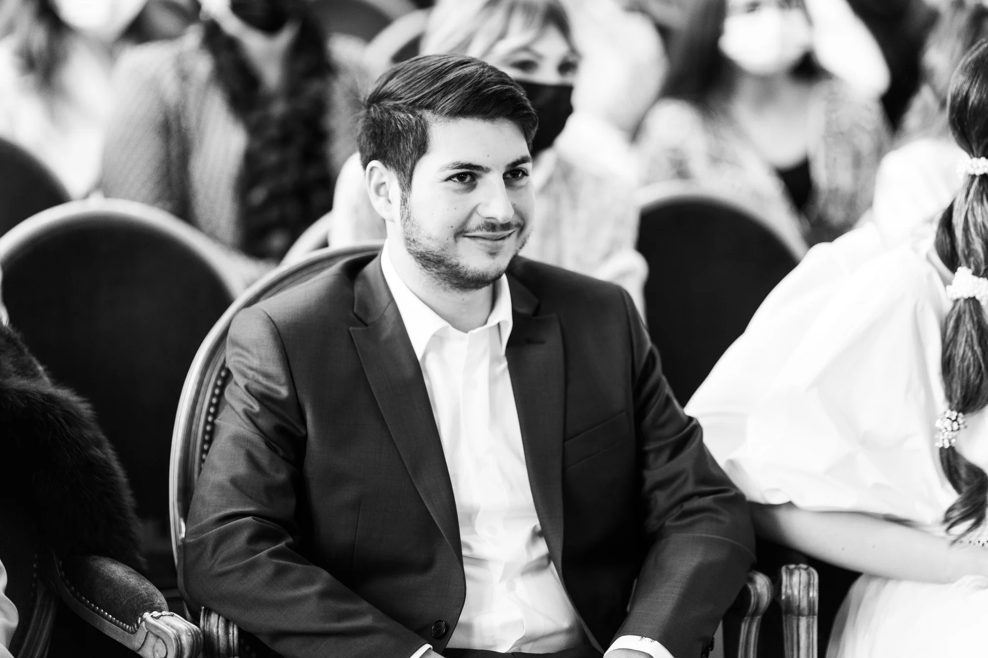 Le sourire du marié pendant la cérémonie, en noir et blanc