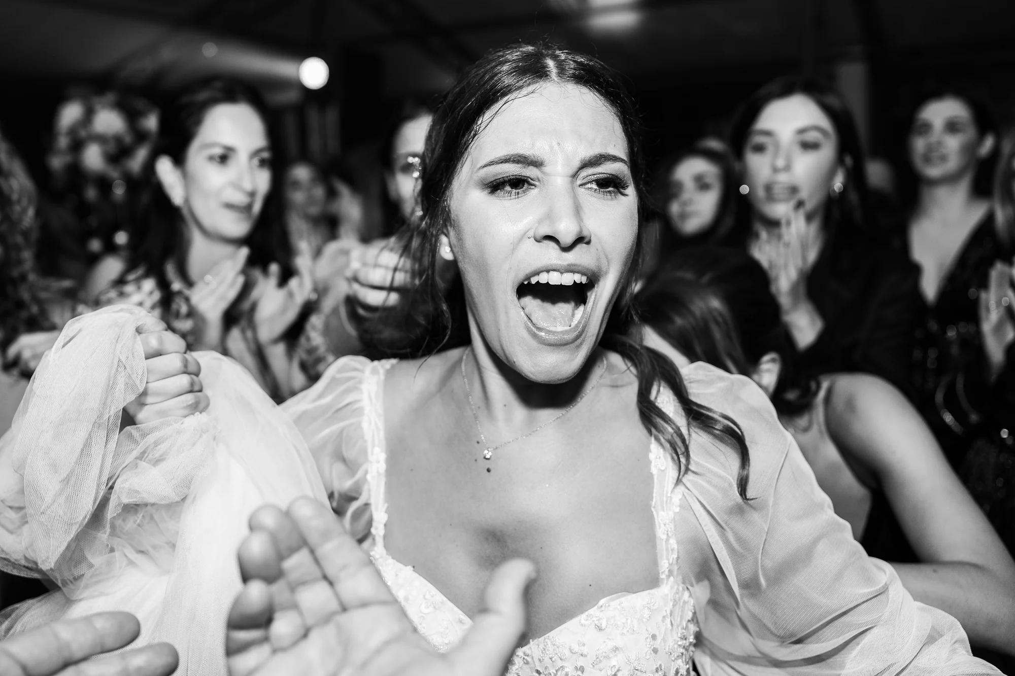 L'éclat de rire de la mariée, en noir et blanc