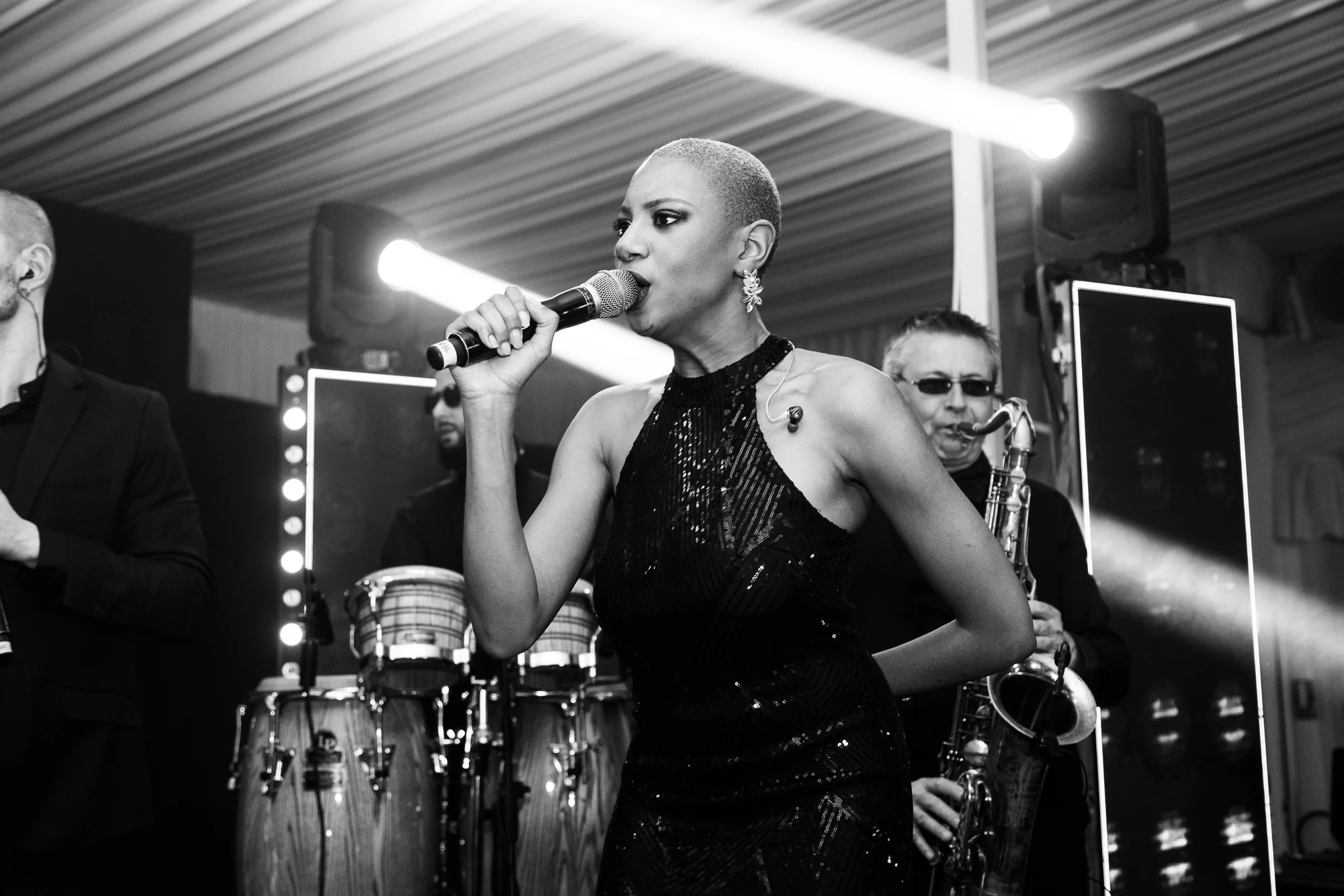 La chanteuse, en noir et blanc