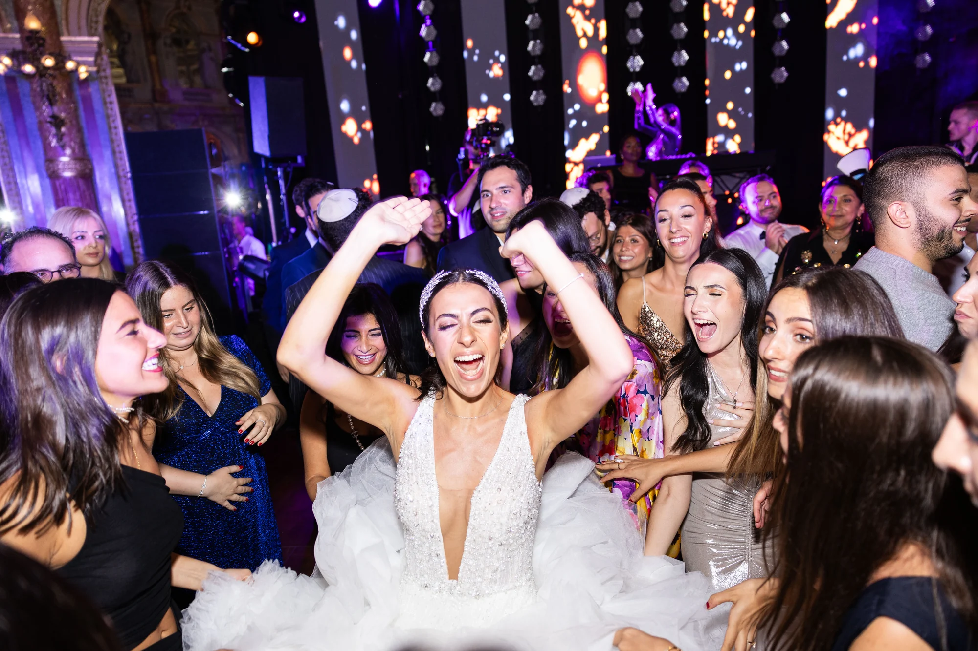 La mariée danse avec ses amies