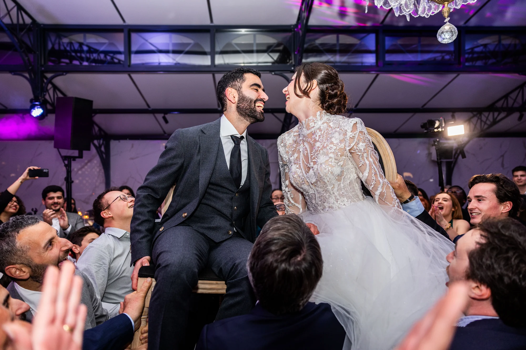 Le baiser, portés par les invités
