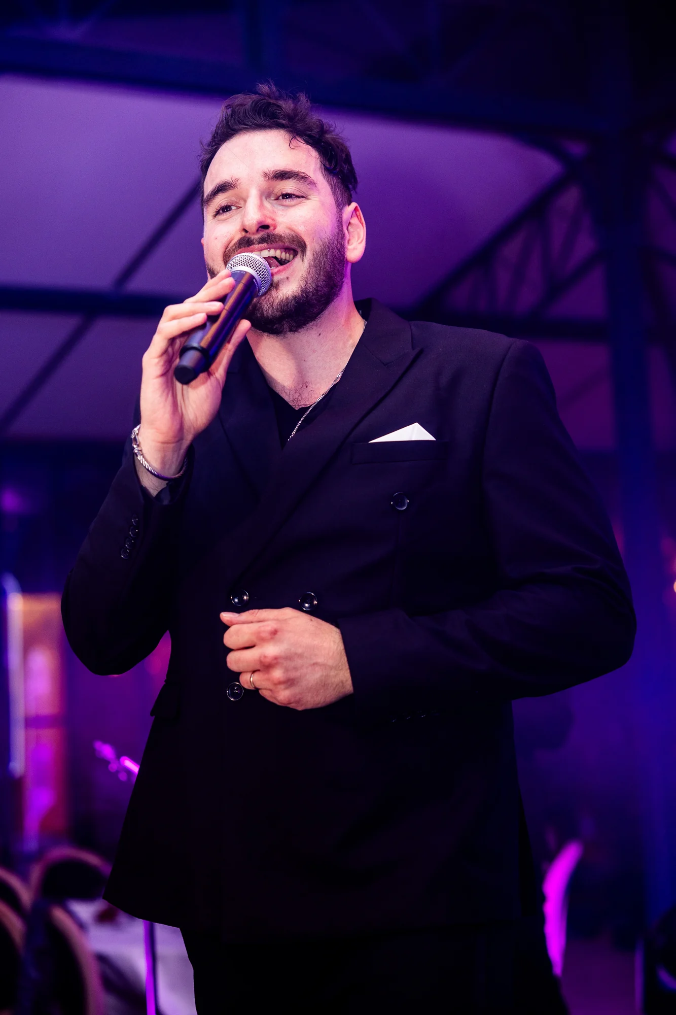 Le chanteur au micro