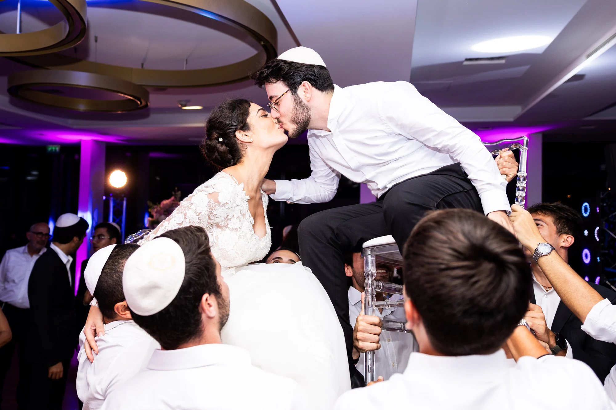 Le baiser au-dessus des invités