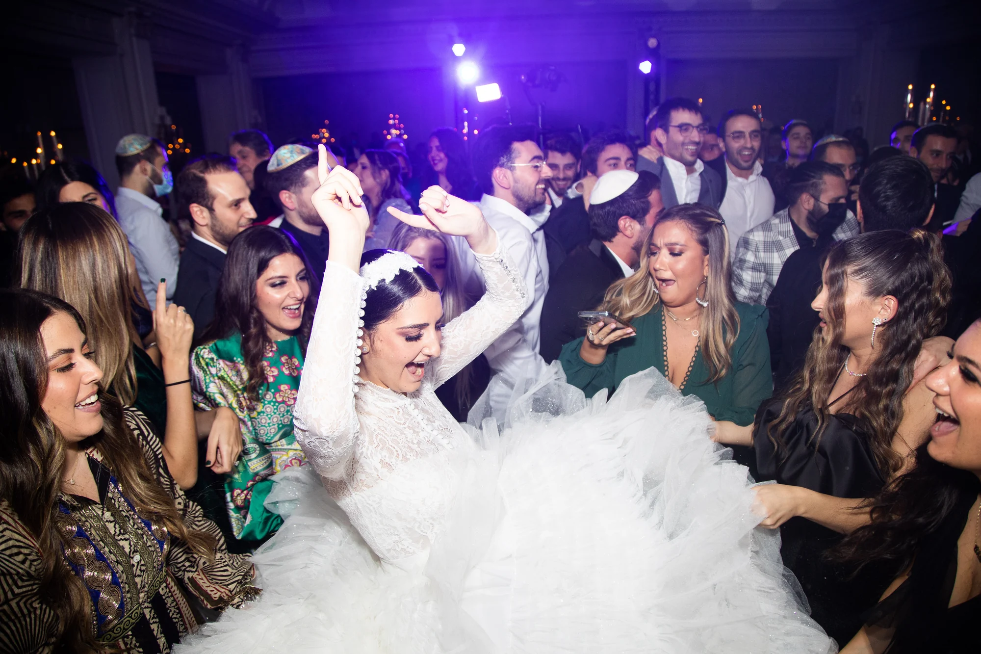 La mariée au centre de la danse