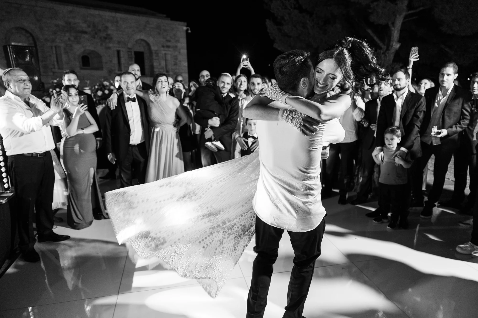 La mariée qui tourne, en noir et blanc