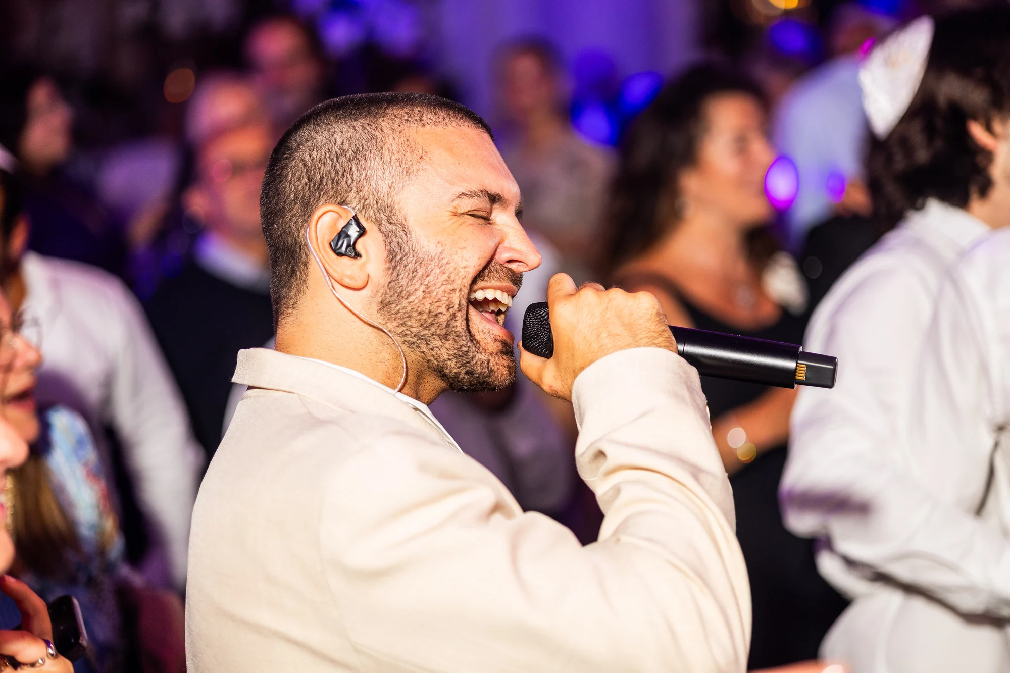 Le chanteur au micro