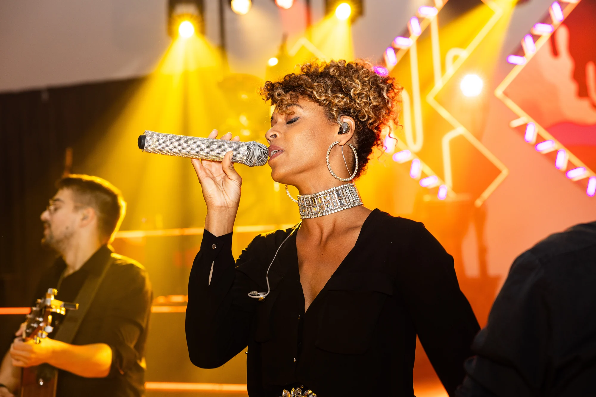 La chanteuse sous les projecteurs