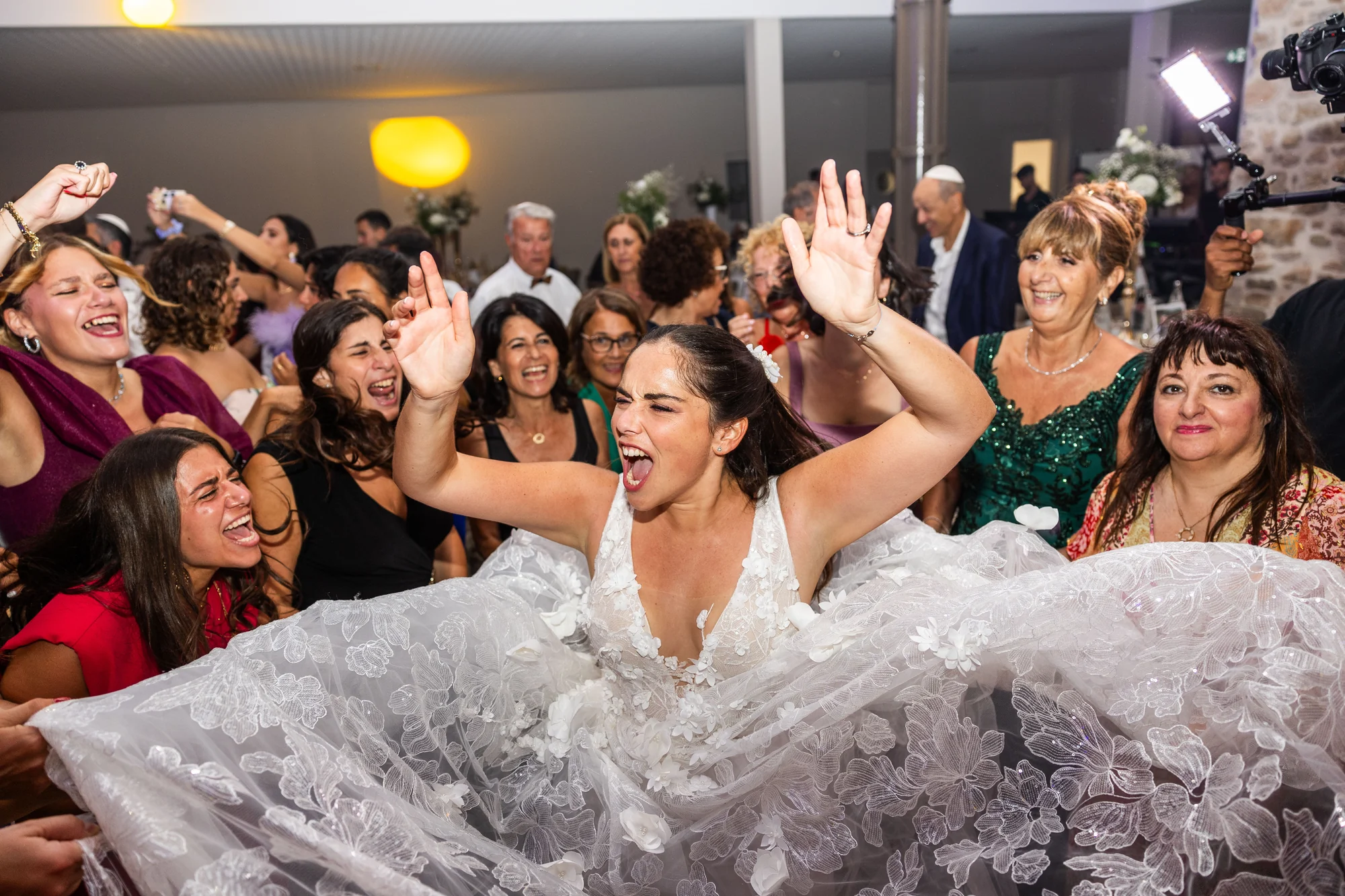 La mariée au milieu de ses amies
