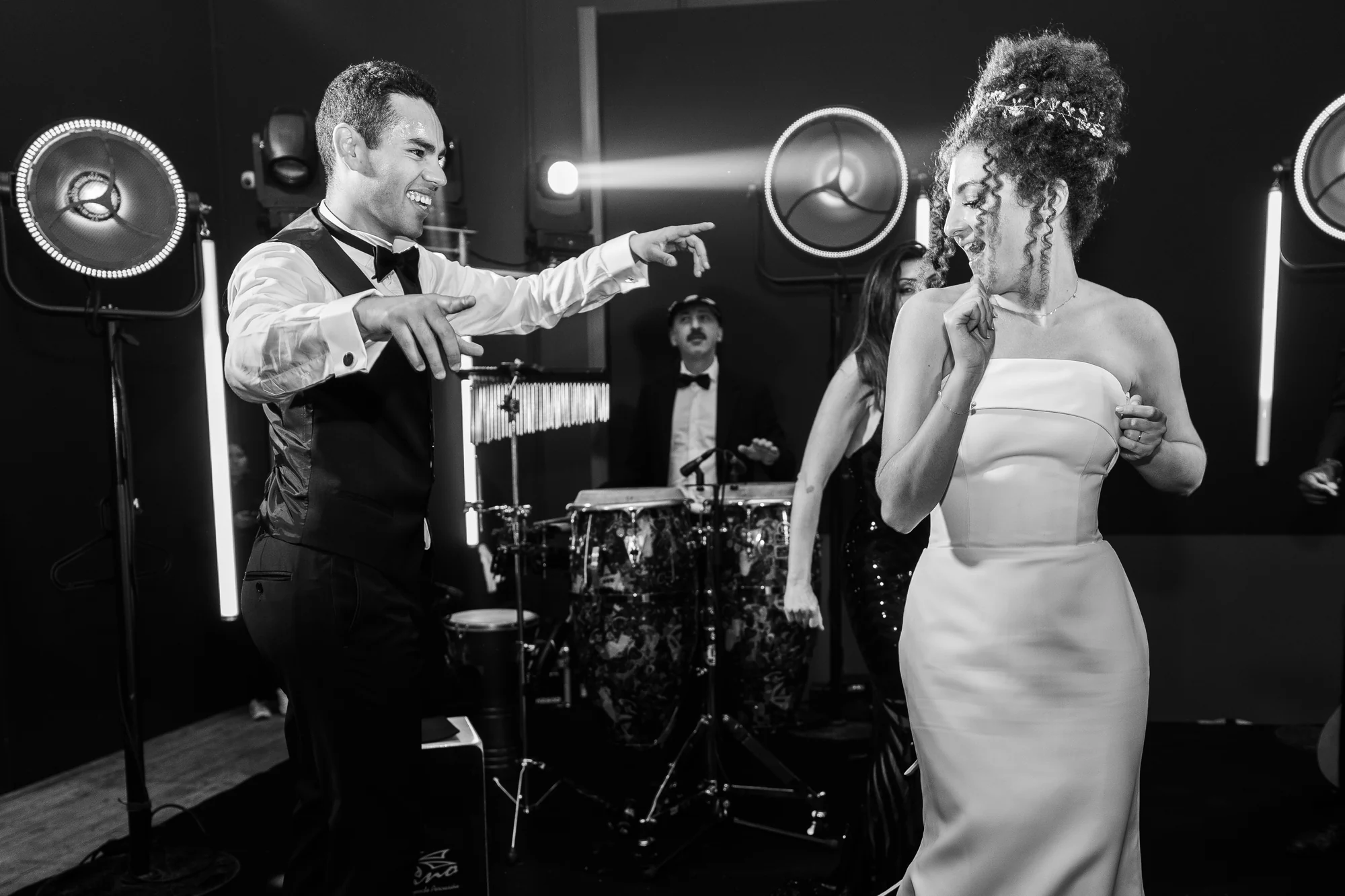La danse avec le chanteur, en noir et blanc